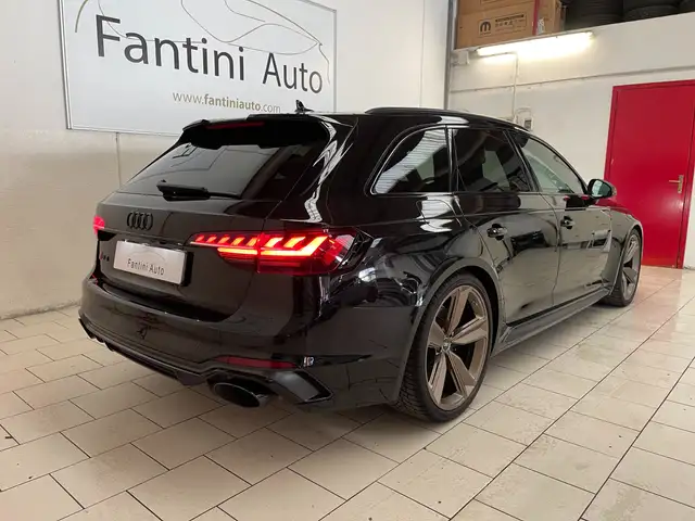 Audi RS4 Avant view 3