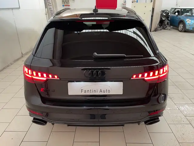Audi RS4 Avant view 4