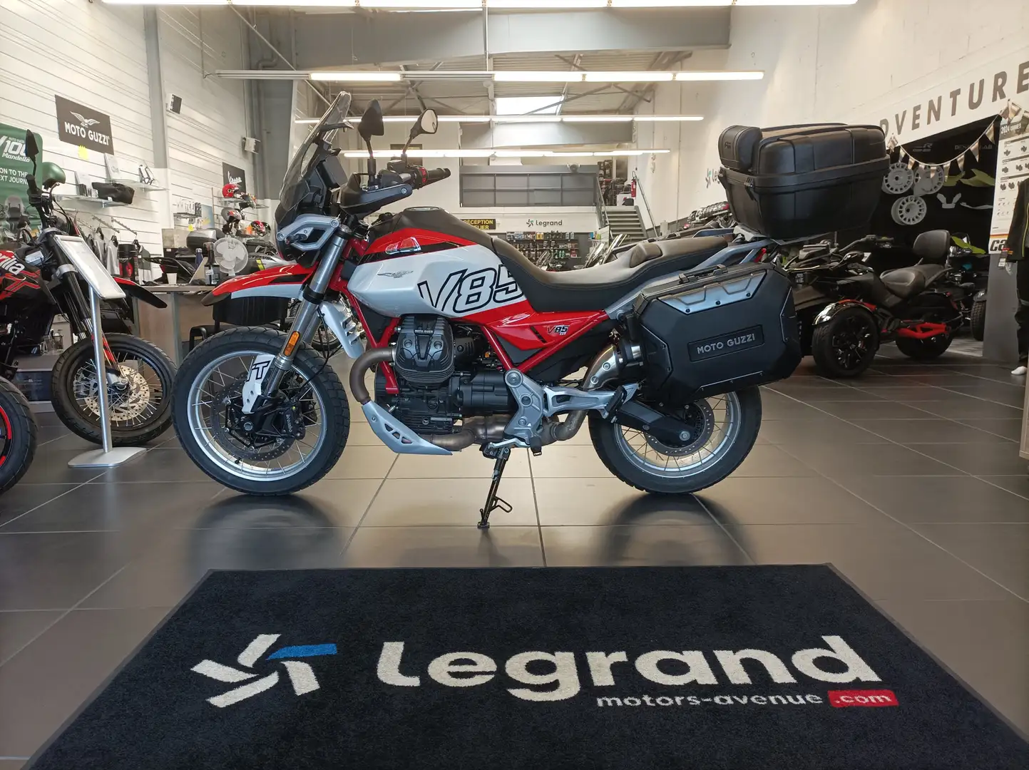 Moto Guzzi V 85 TT Rood - 2