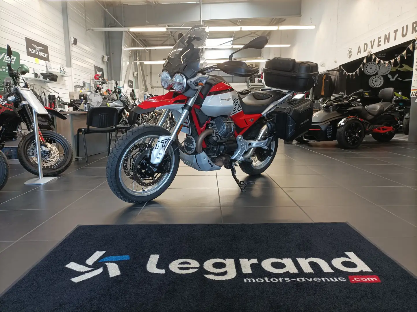 Moto Guzzi V 85 TT Rood - 1