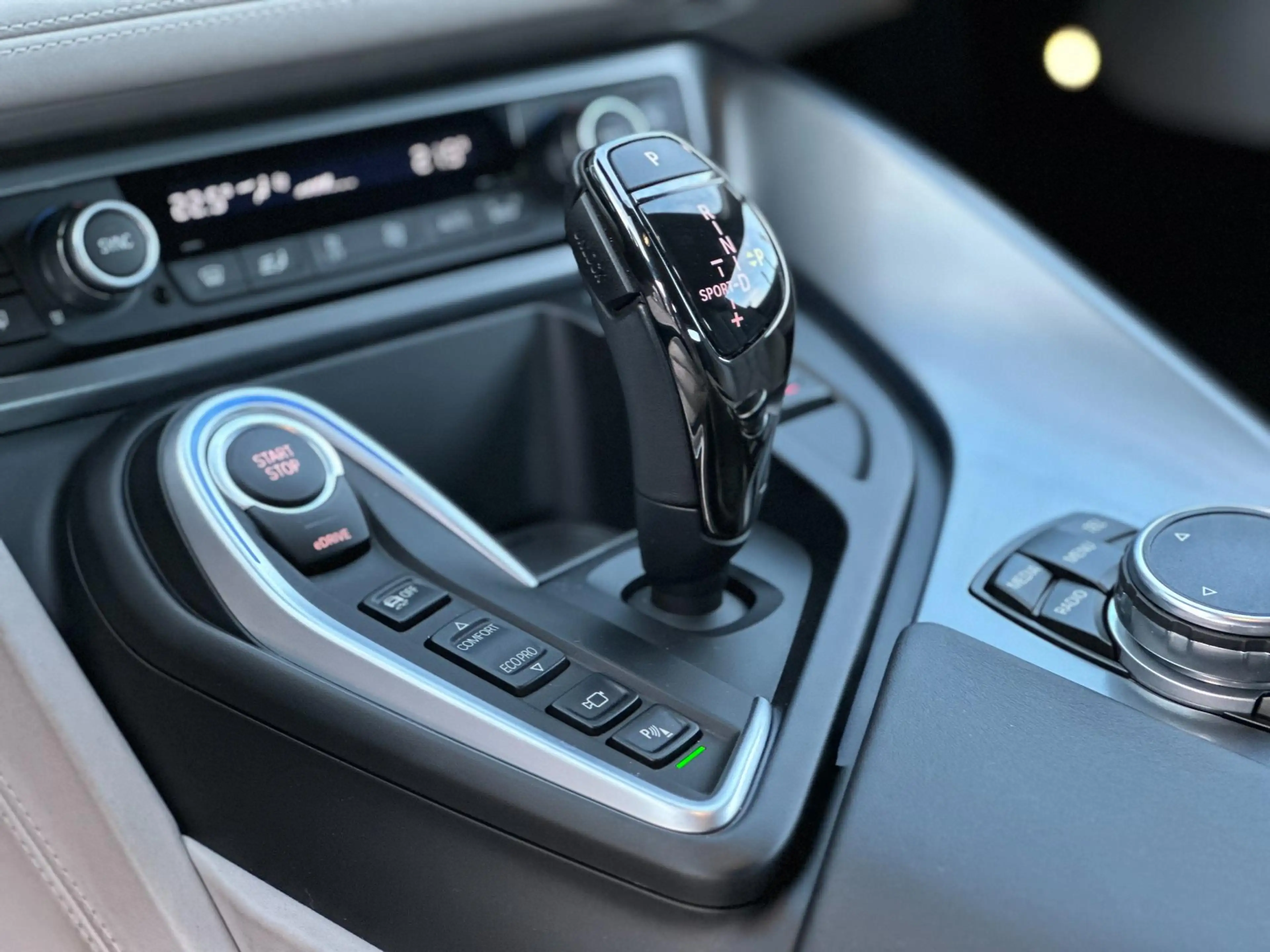 BMW i8 1.5/LEDER/NAVI/CAMERA/DELERONDERHOUDEN/NL-AUTO NAP — photo 21