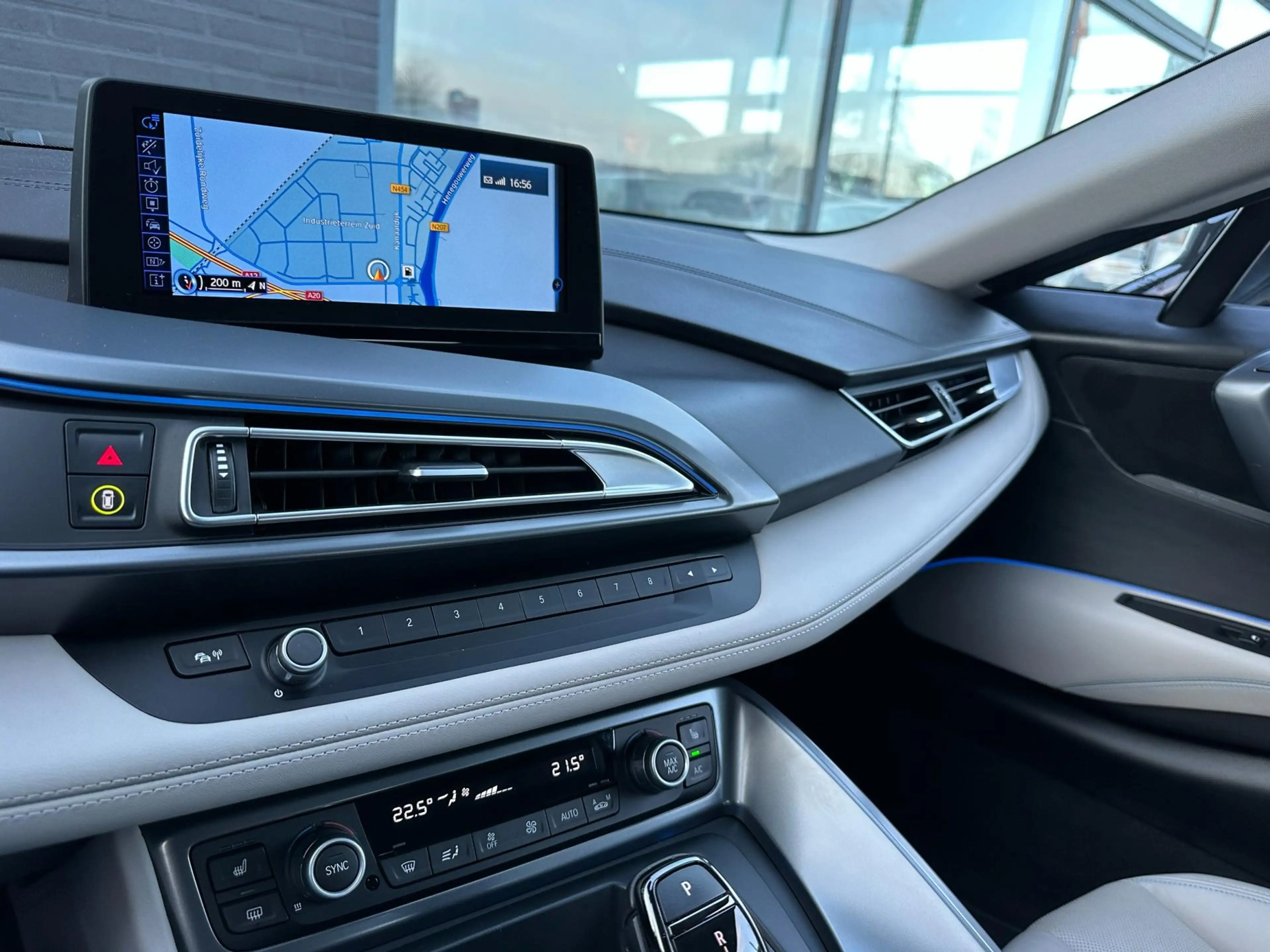 BMW i8 1.5/LEDER/NAVI/CAMERA/DELERONDERHOUDEN/NL-AUTO NAP — photo 32