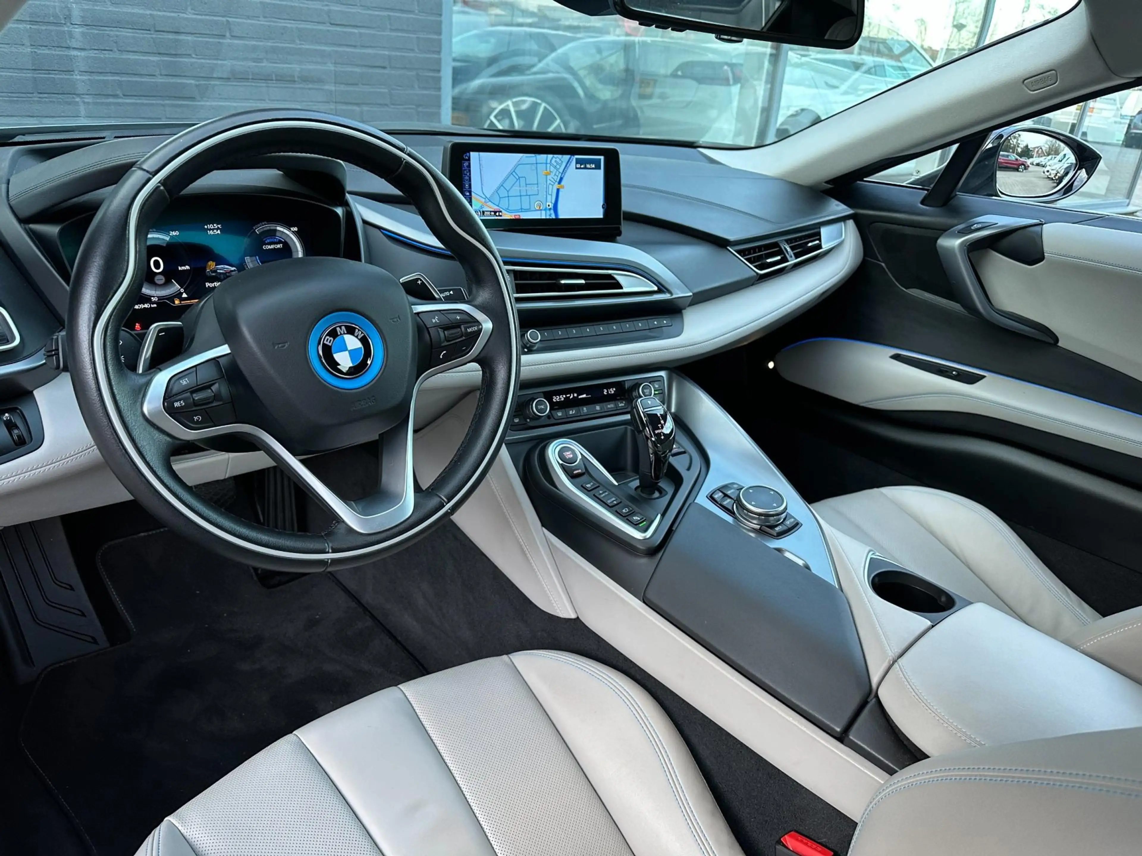 BMW i8 1.5/LEDER/NAVI/CAMERA/DELERONDERHOUDEN/NL-AUTO NAP — photo 4