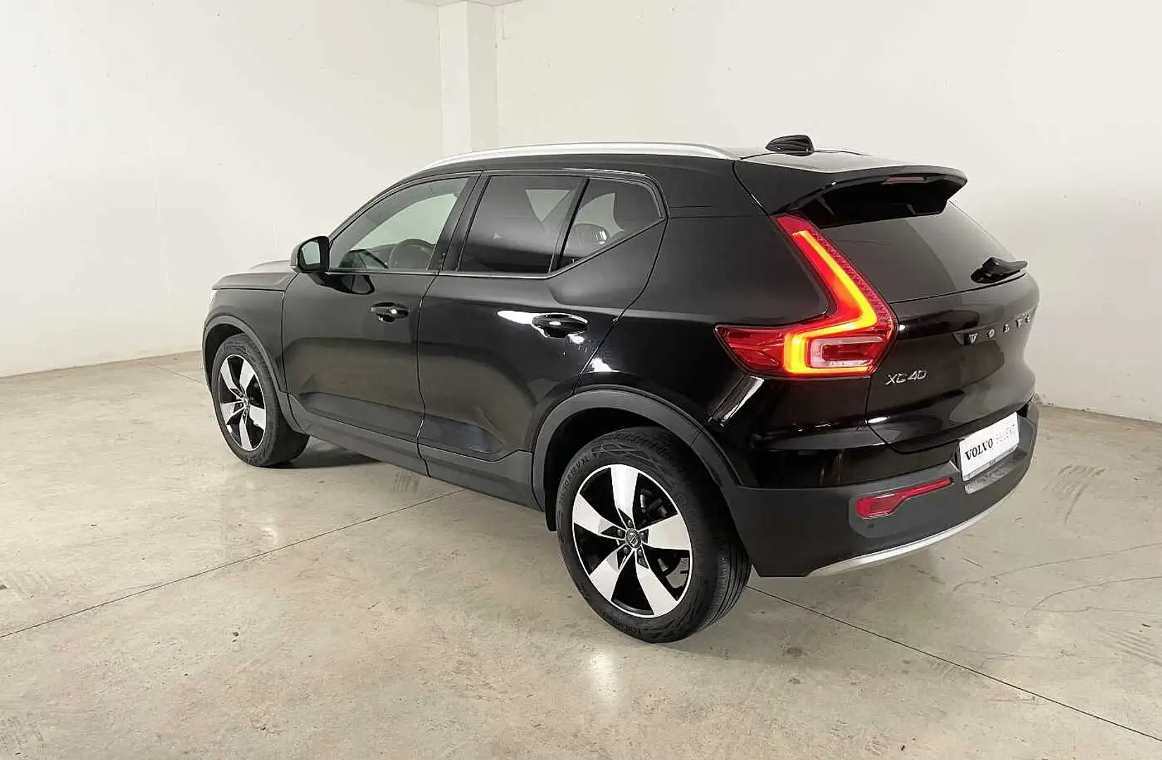 Volvo XC40 Momentum Pro, T3 automatico Schwarz - 2