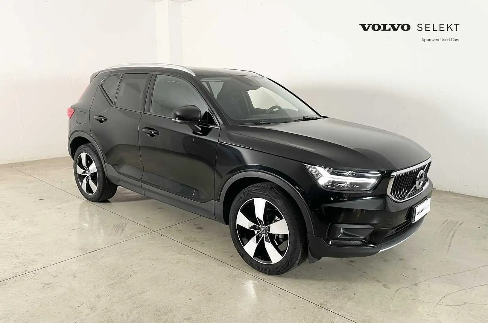 Volvo XC40 Momentum Pro, T3 automatico Noir - 1