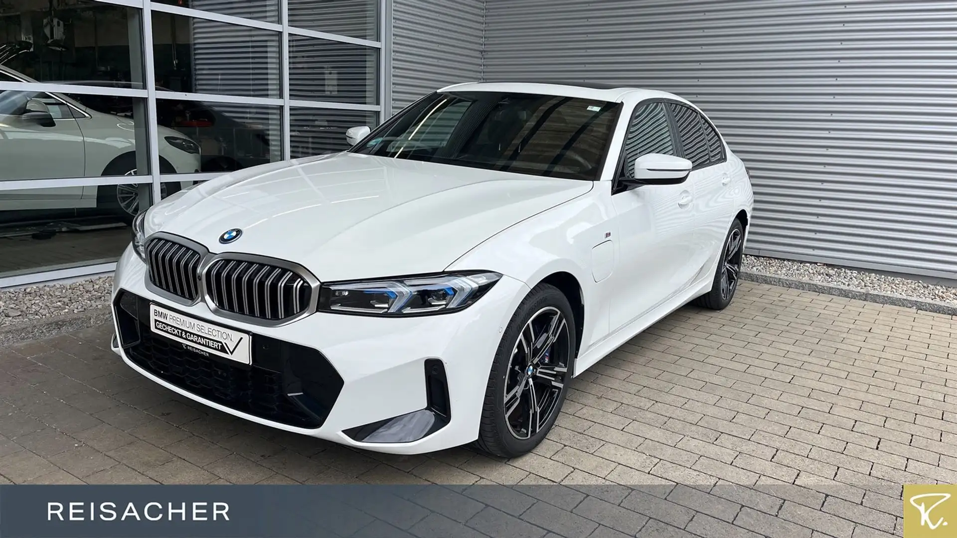 BMW 330 e Limousine M-Sport HUD 360° adLED GSD AHK Weiß - 1