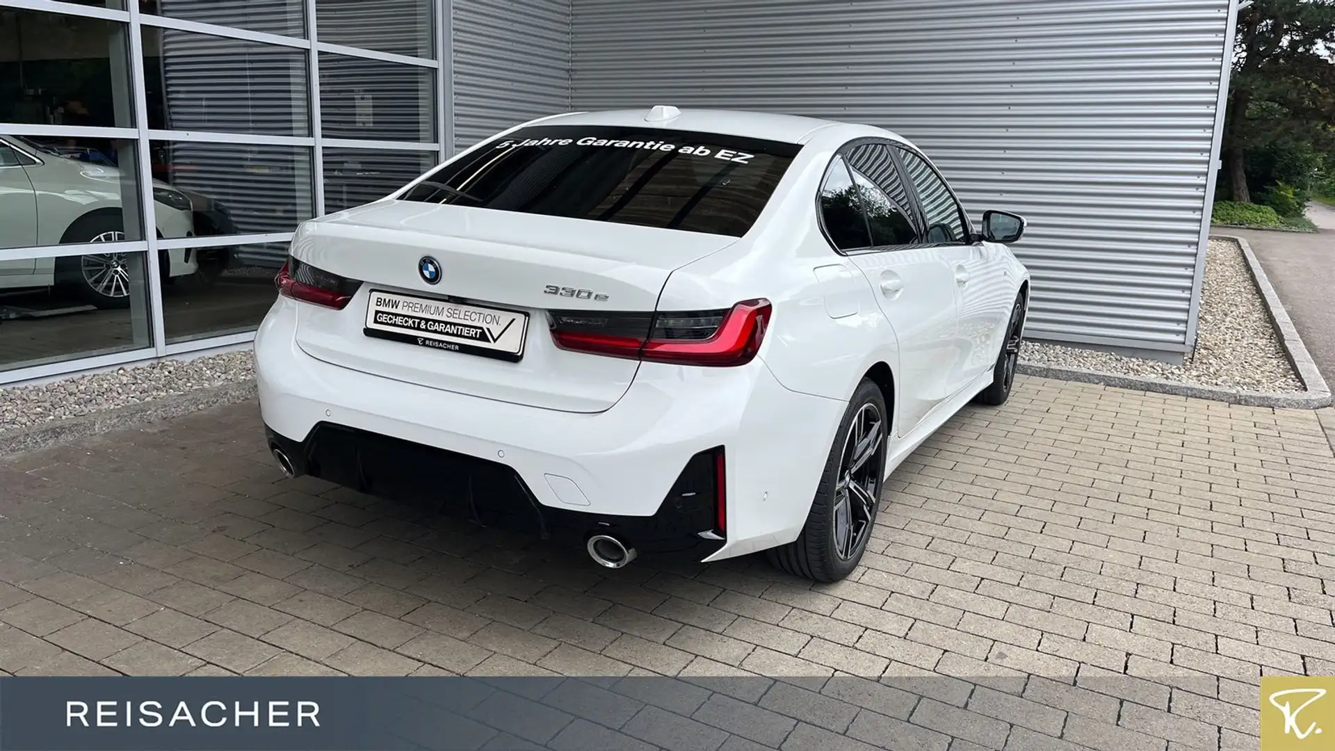 BMW 330 e Limousine M-Sport HUD 360° adLED GSD AHK Weiß - 2