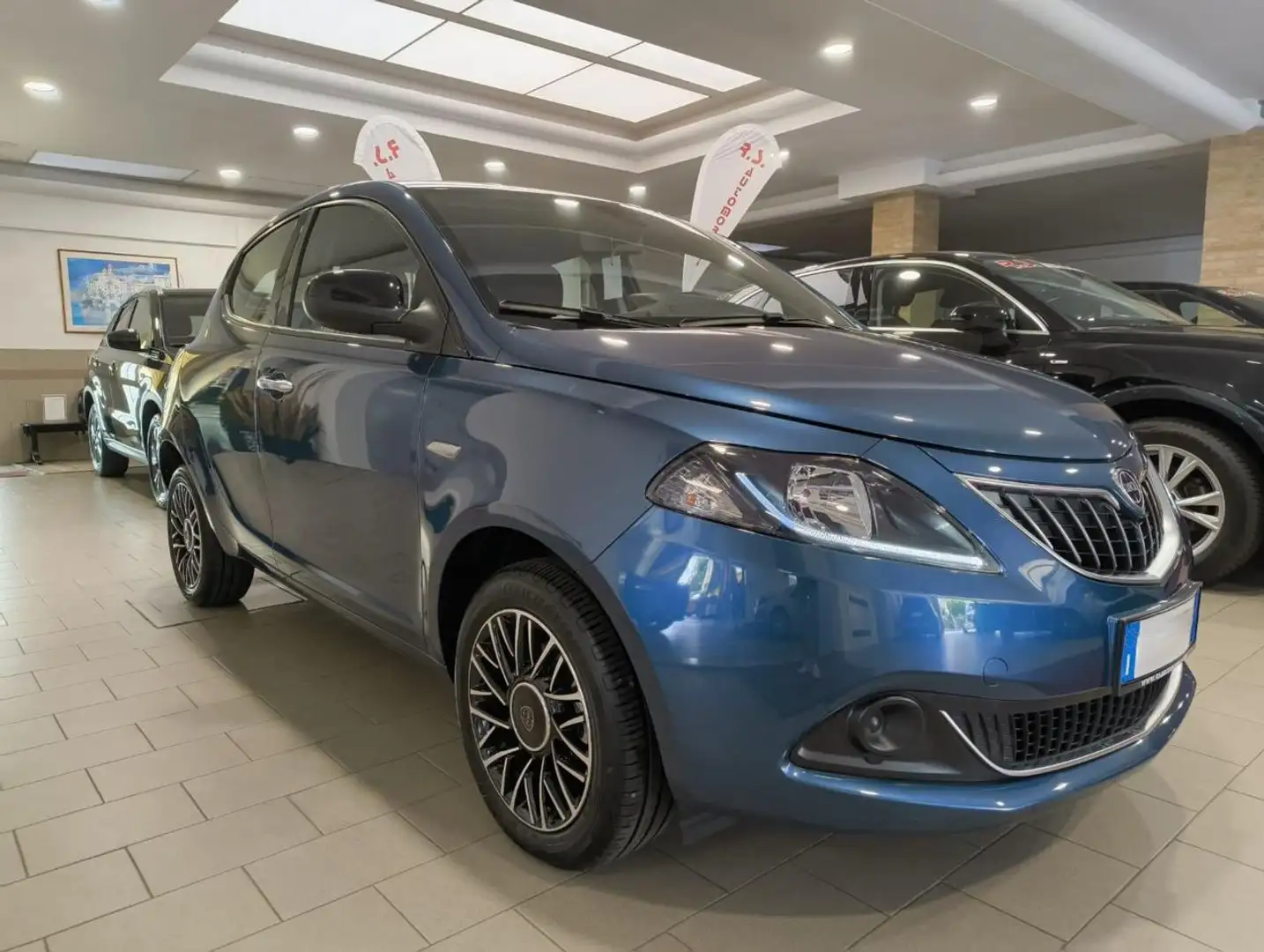 Lancia Ypsilon 1.0 FireFly 70 CV 5 porte S&S Hybrid Platino Blu/Azzurro - 2