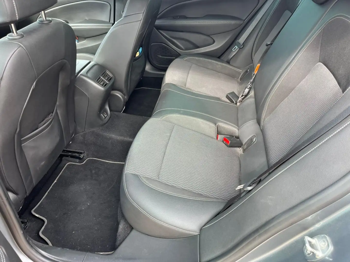 Opel Insignia ST 1.6CDTI S&S Selective Pro 136 Gris - 2