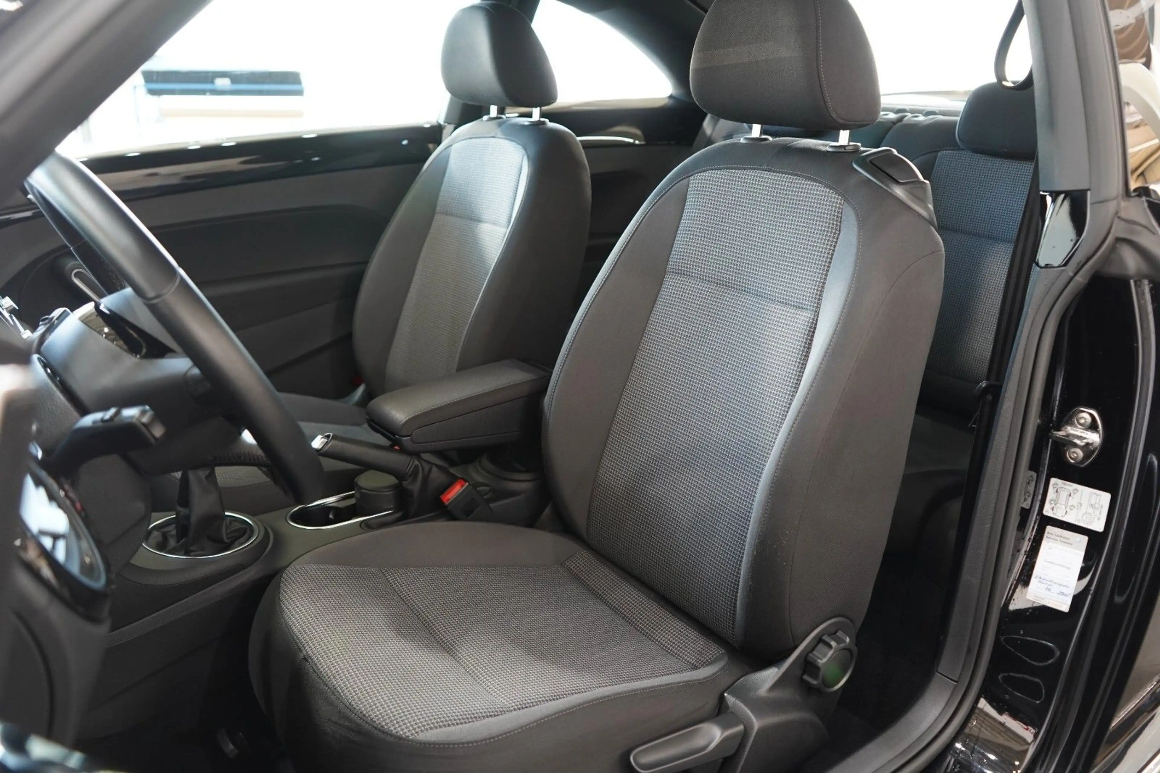 Volkswagen Beetle Lim. Design*PDC*FenderSound*KomfortPaket* — photo 12