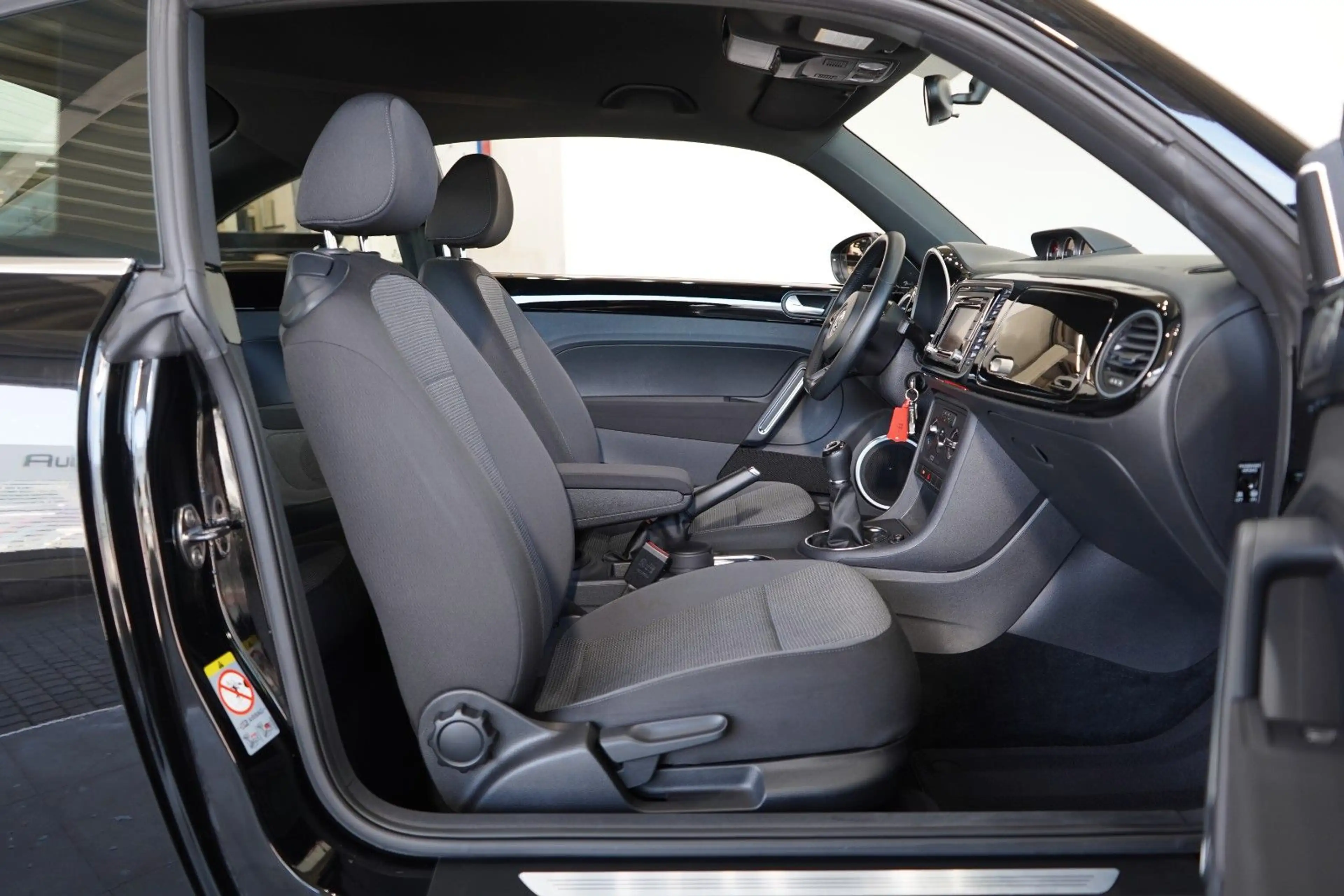 Volkswagen Beetle Lim. Design*PDC*FenderSound*KomfortPaket* — photo 13