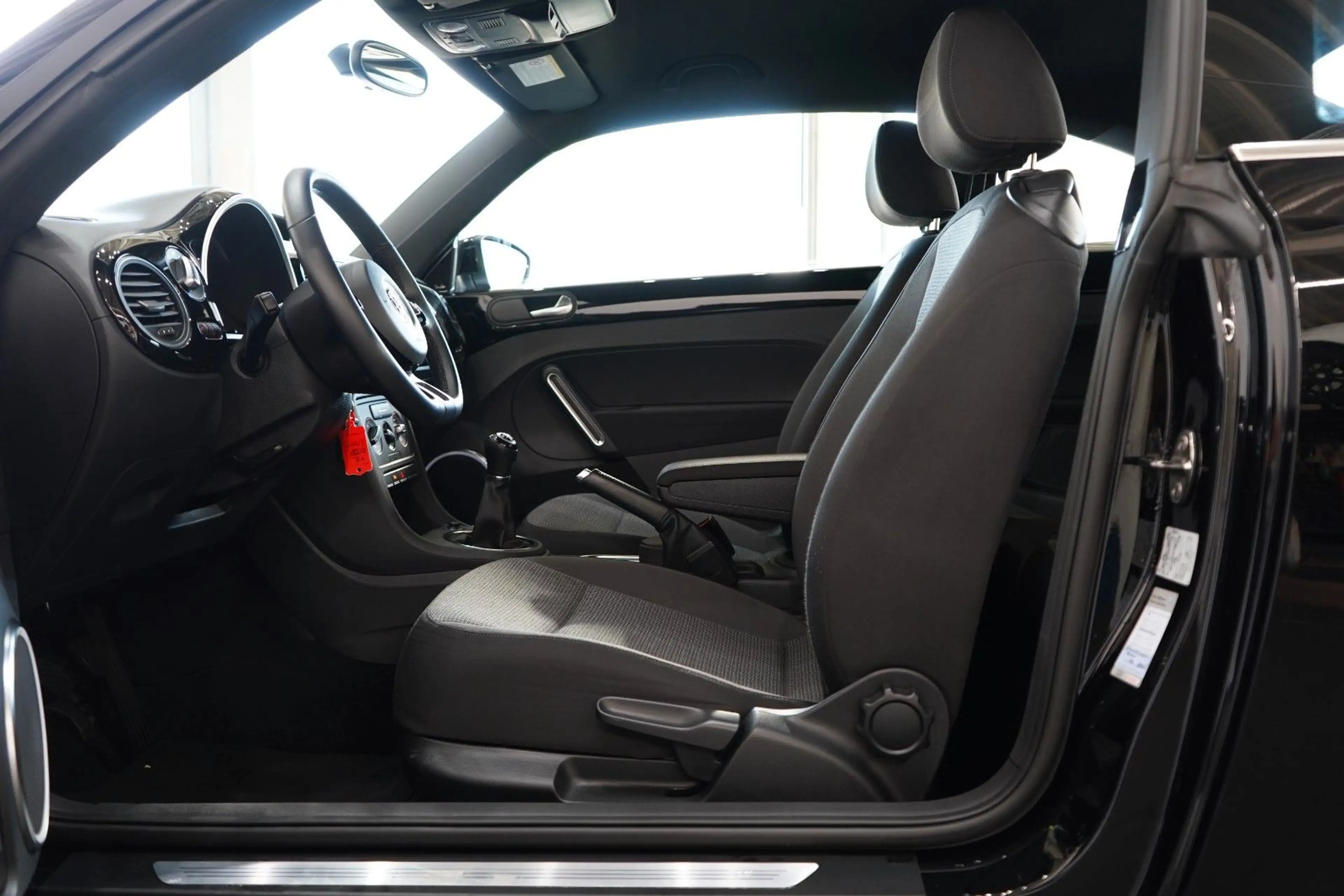 Volkswagen Beetle Lim. Design*PDC*FenderSound*KomfortPaket* — photo 11