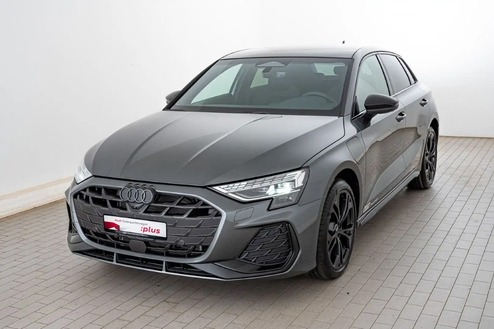 Audi A3 S line TFSI e S tronic Grau - 2