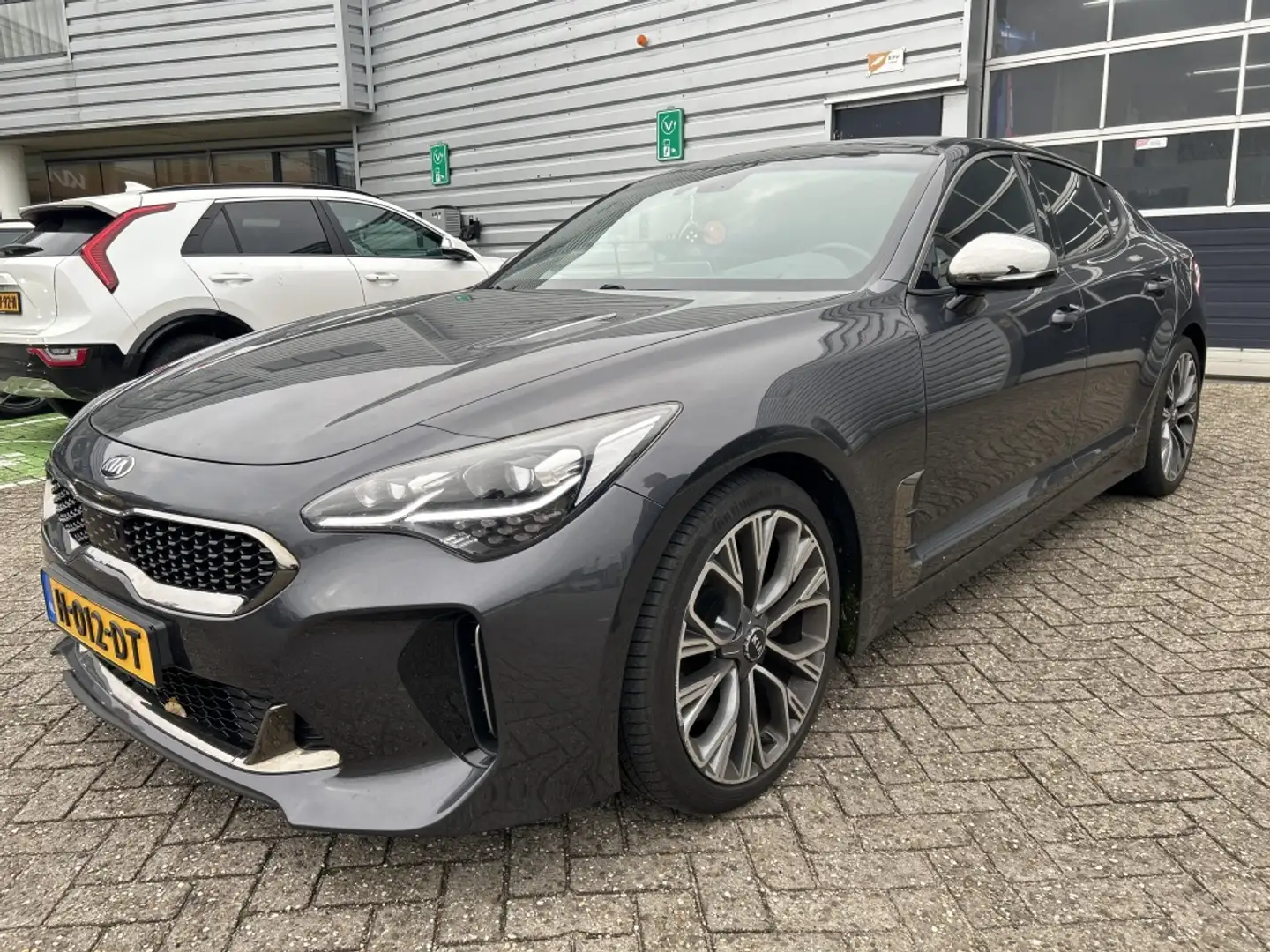 Kia Stinger 2.0 T-GDI GT-Line Grijs - 1