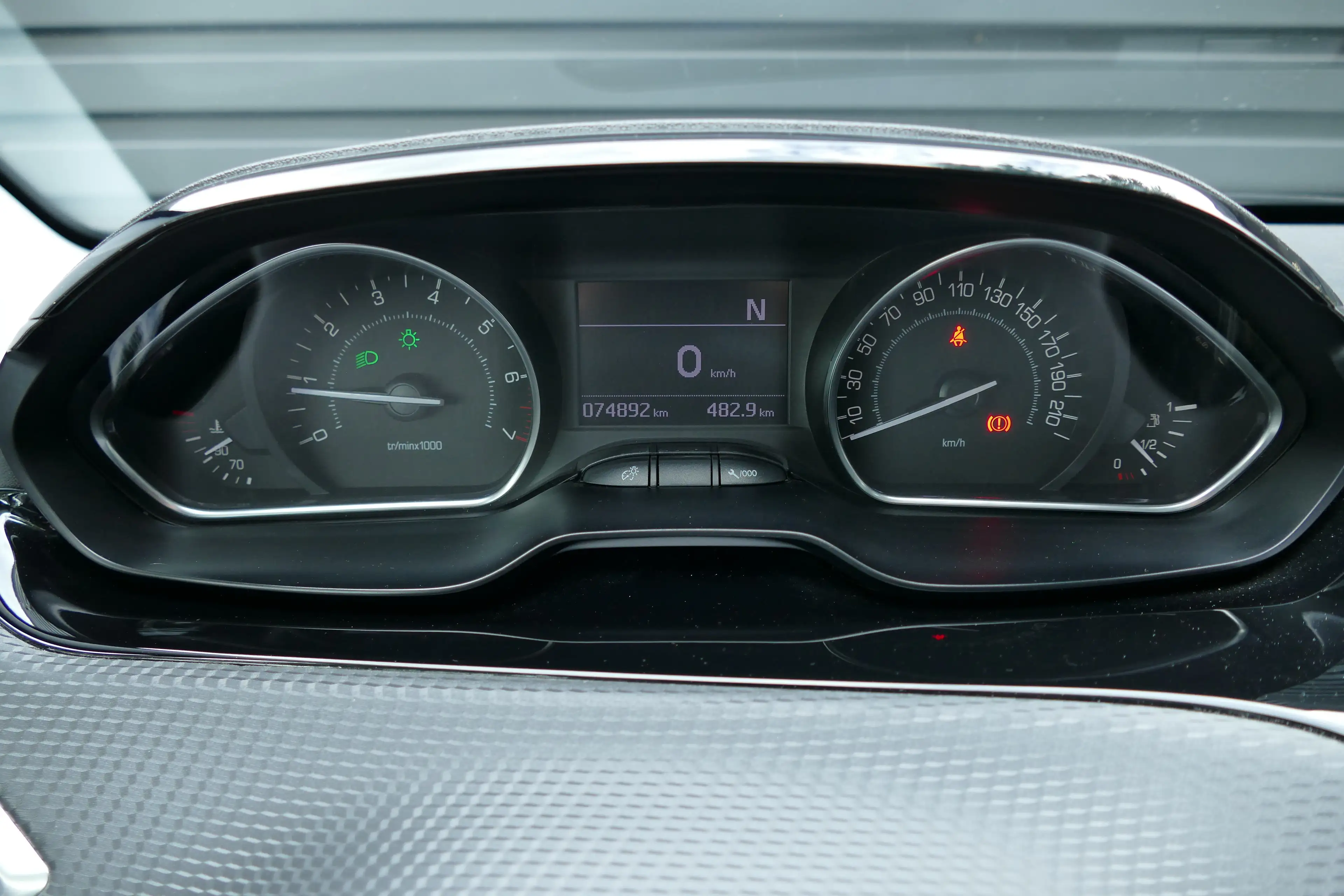 Peugeot 2008 1.2 PURETECH 82PK ACTIVE AUTOMAAT / PANO.DAK / NAV — photo 17