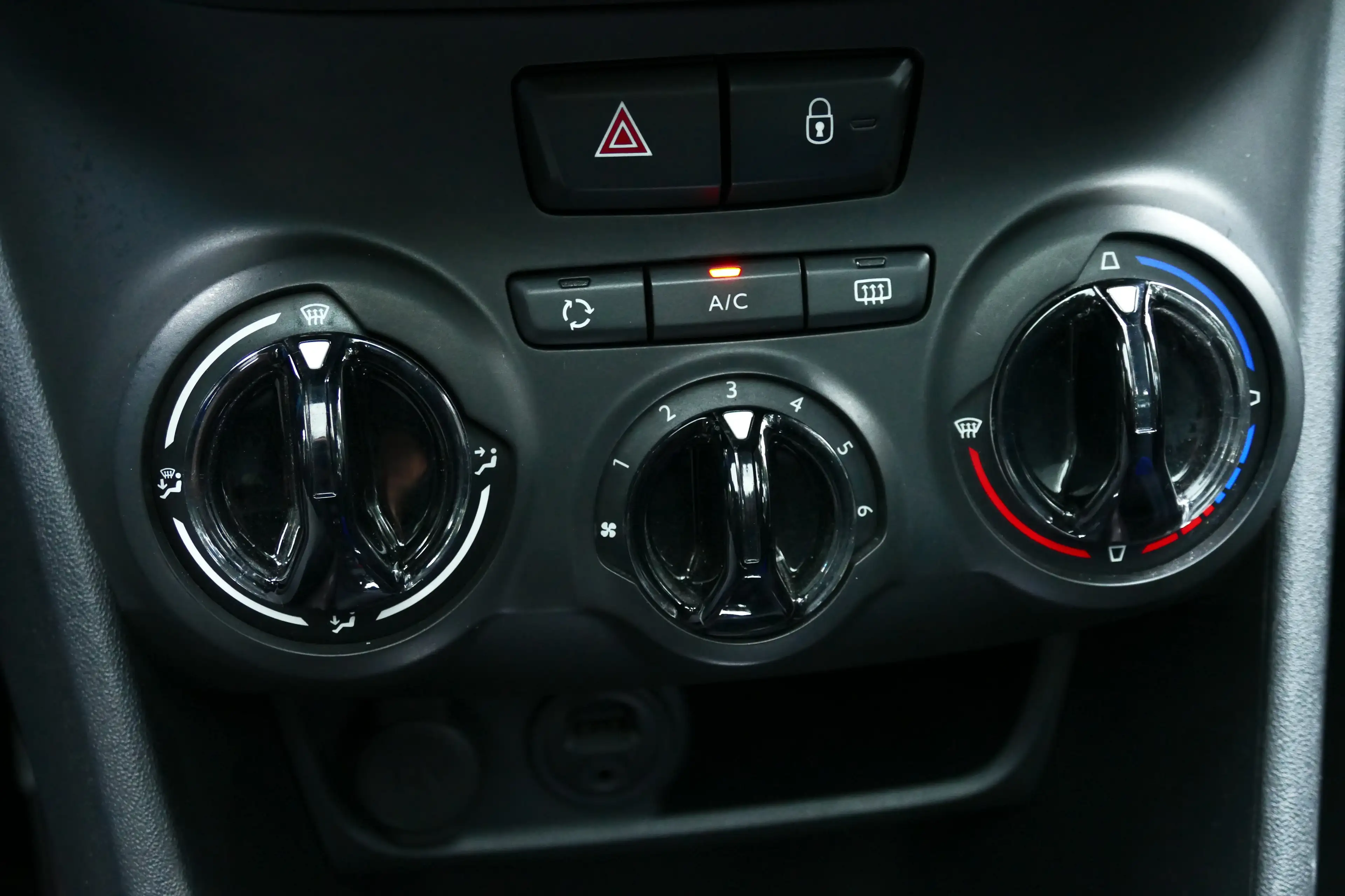 Peugeot 2008 1.2 PURETECH 82PK ACTIVE AUTOMAAT / PANO.DAK / NAV — photo 23