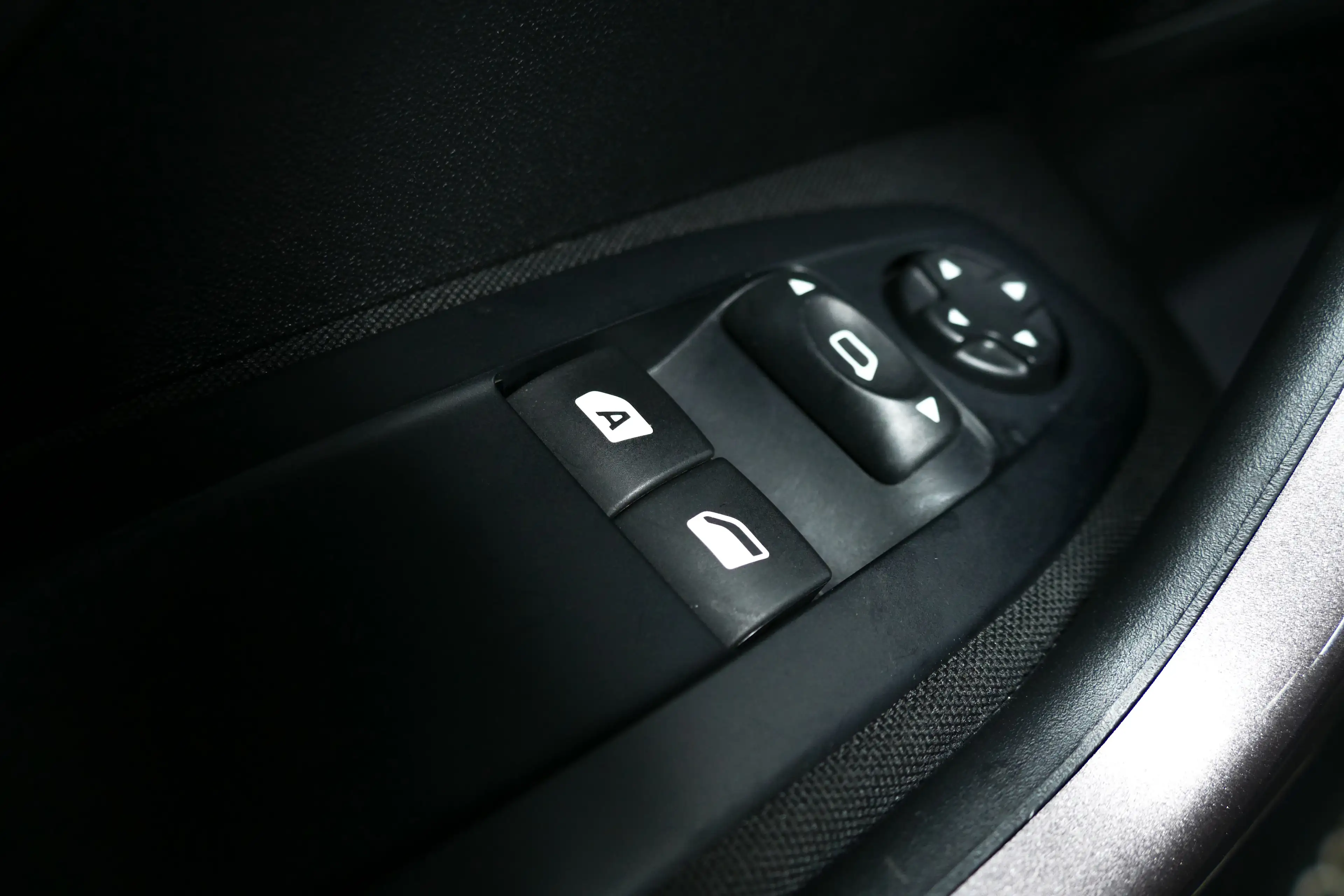 Peugeot 2008 1.2 PURETECH 82PK ACTIVE AUTOMAAT / PANO.DAK / NAV — photo 15