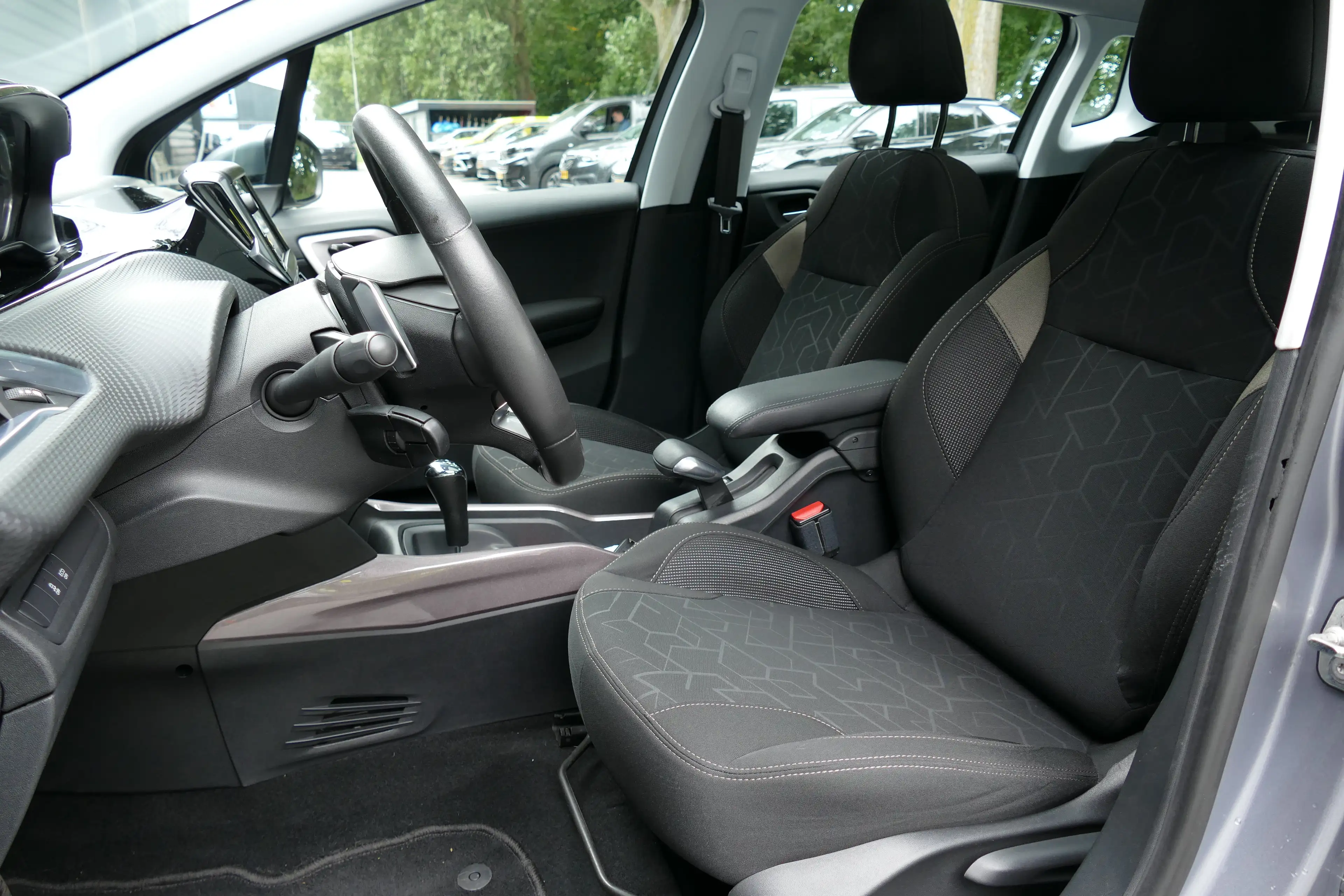 Peugeot 2008 1.2 PURETECH 82PK ACTIVE AUTOMAAT / PANO.DAK / NAV — photo 12