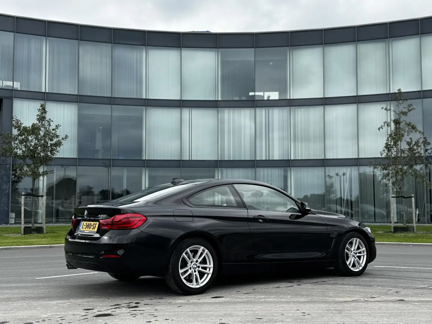 BMW 420 4-serie Coupé 420i High Executive Schwarz - 2