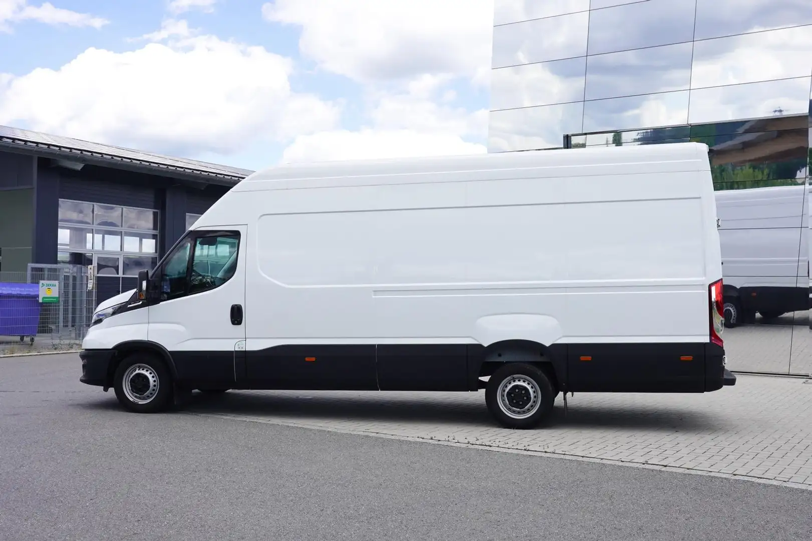 Iveco Daily 35S18V - 4100L H3 3.0L 176 PS AT Innenausbau Wit - 2