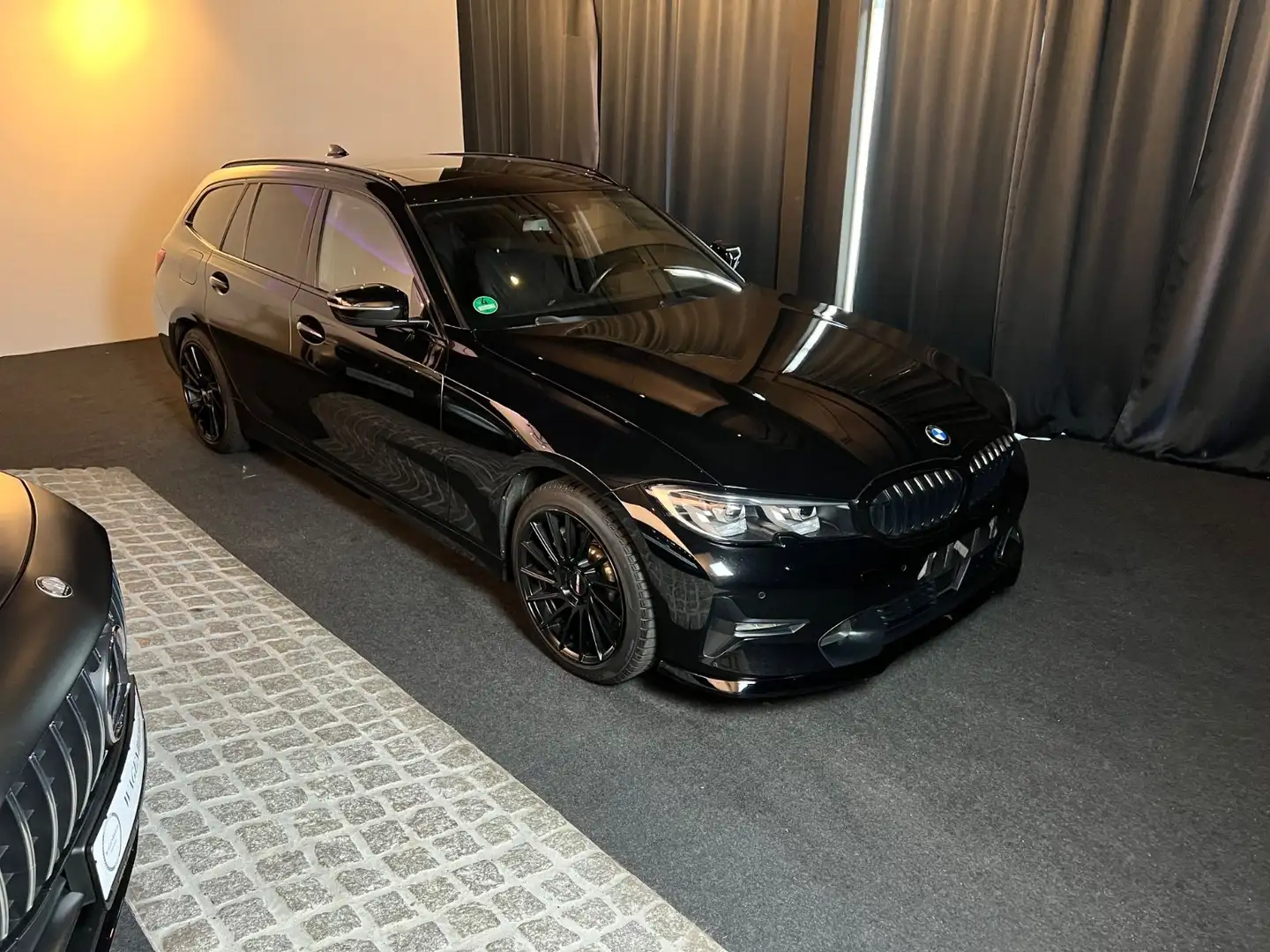 BMW 330 i XDriveTouring SportLine ab144€monatlich Schwarz - 2