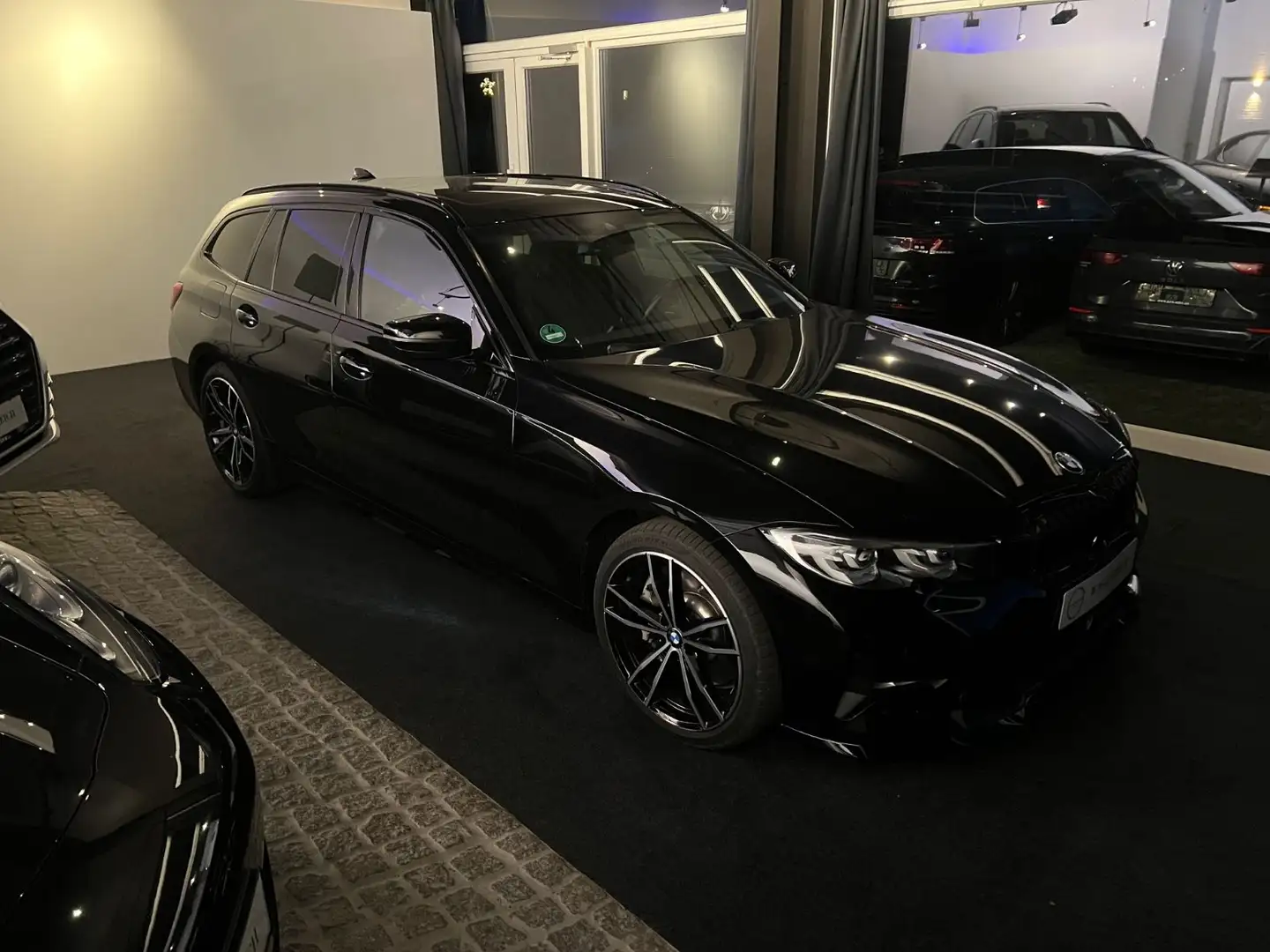BMW 330 i XDriveTouring SportLine ab144€monatlich Schwarz - 1