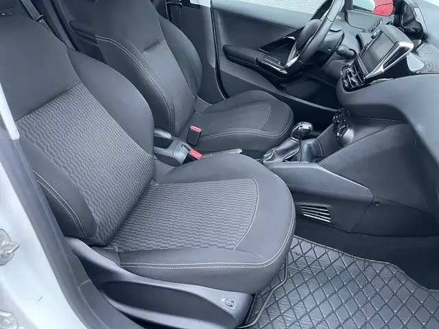 Peugeot 208 view 9