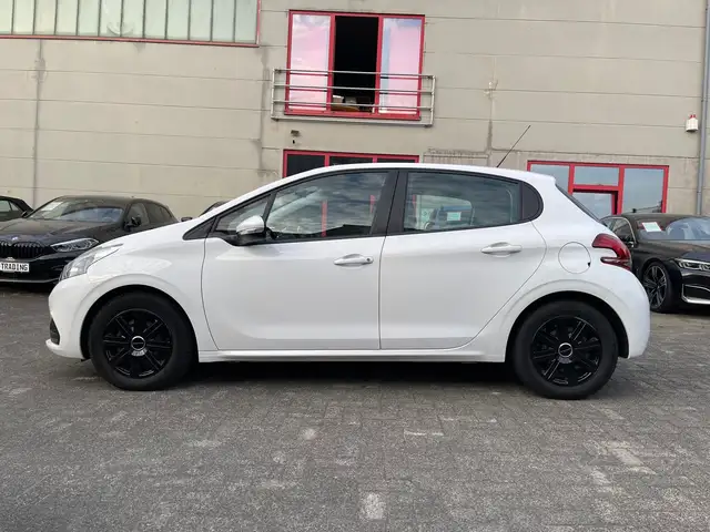 Peugeot 208 view 7