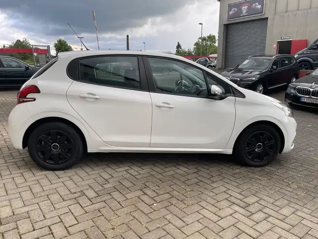 Peugeot 208 view 4