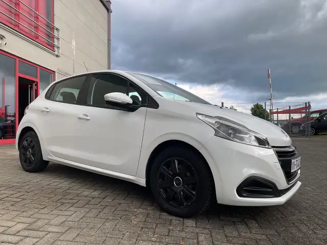Peugeot 208 view 3