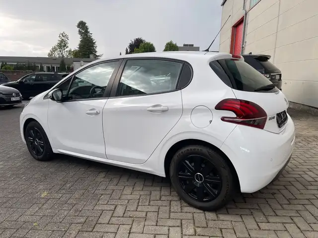 Peugeot 208 view 10
