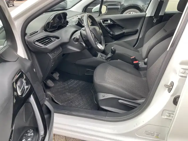 Peugeot 208 view 13