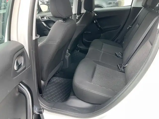 Peugeot 208 view 14