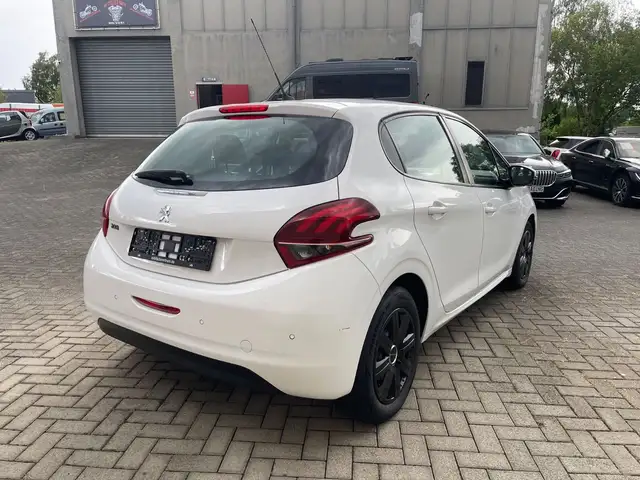 Peugeot 208 view 5