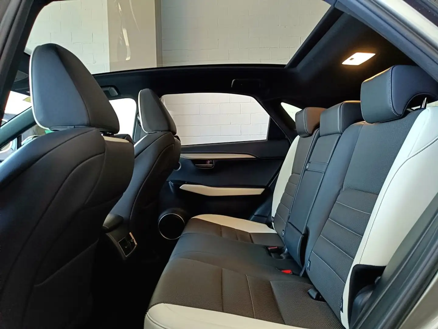 Lexus NX 300h NX 300h 2.5i AWD F Sport 197 ch - 2