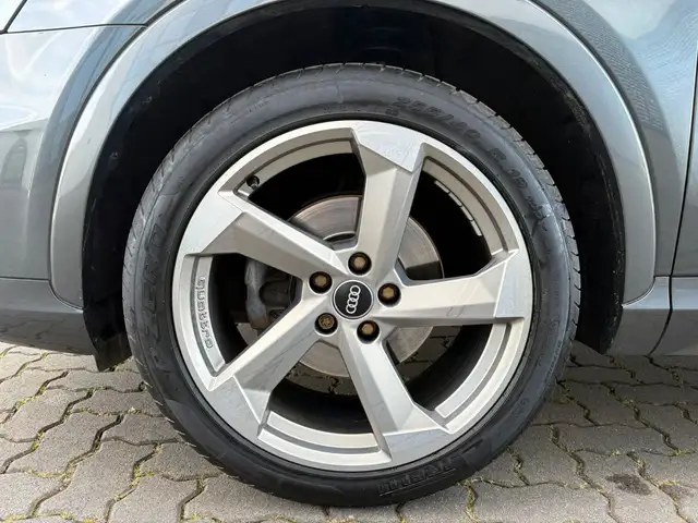 Audi Q3 view 9