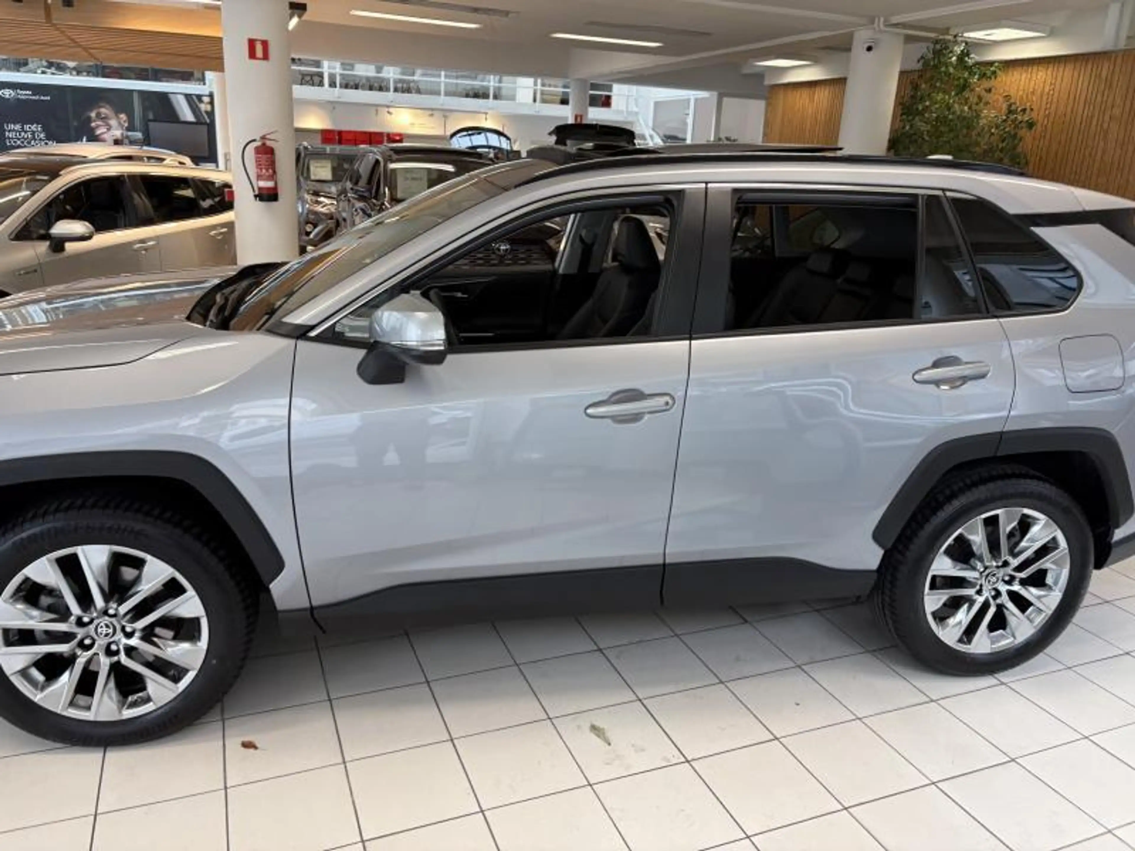 Toyota RAV 4 PREMIUM PLUS AWD — photo 12
