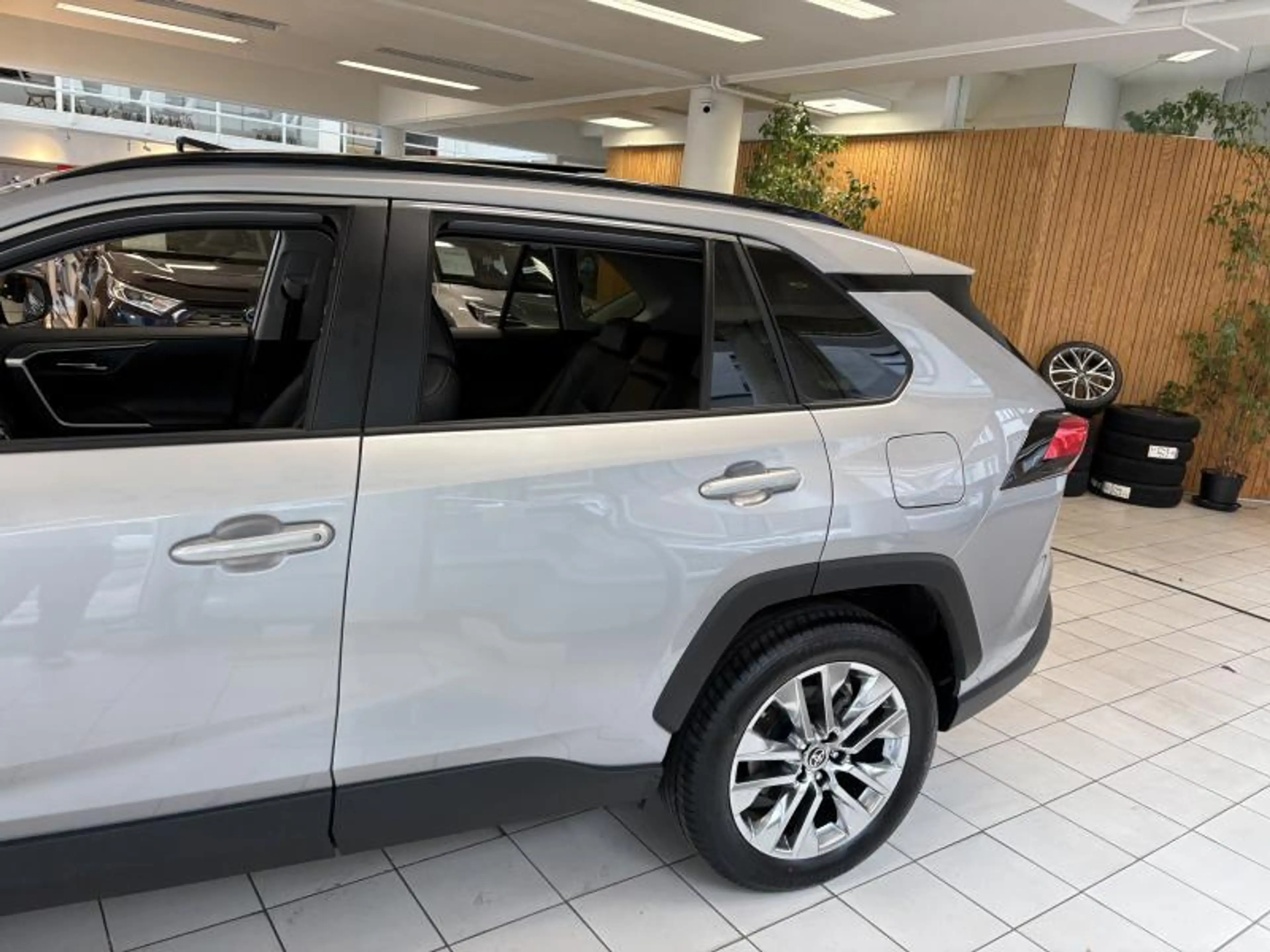 Toyota RAV 4 PREMIUM PLUS AWD — photo 11