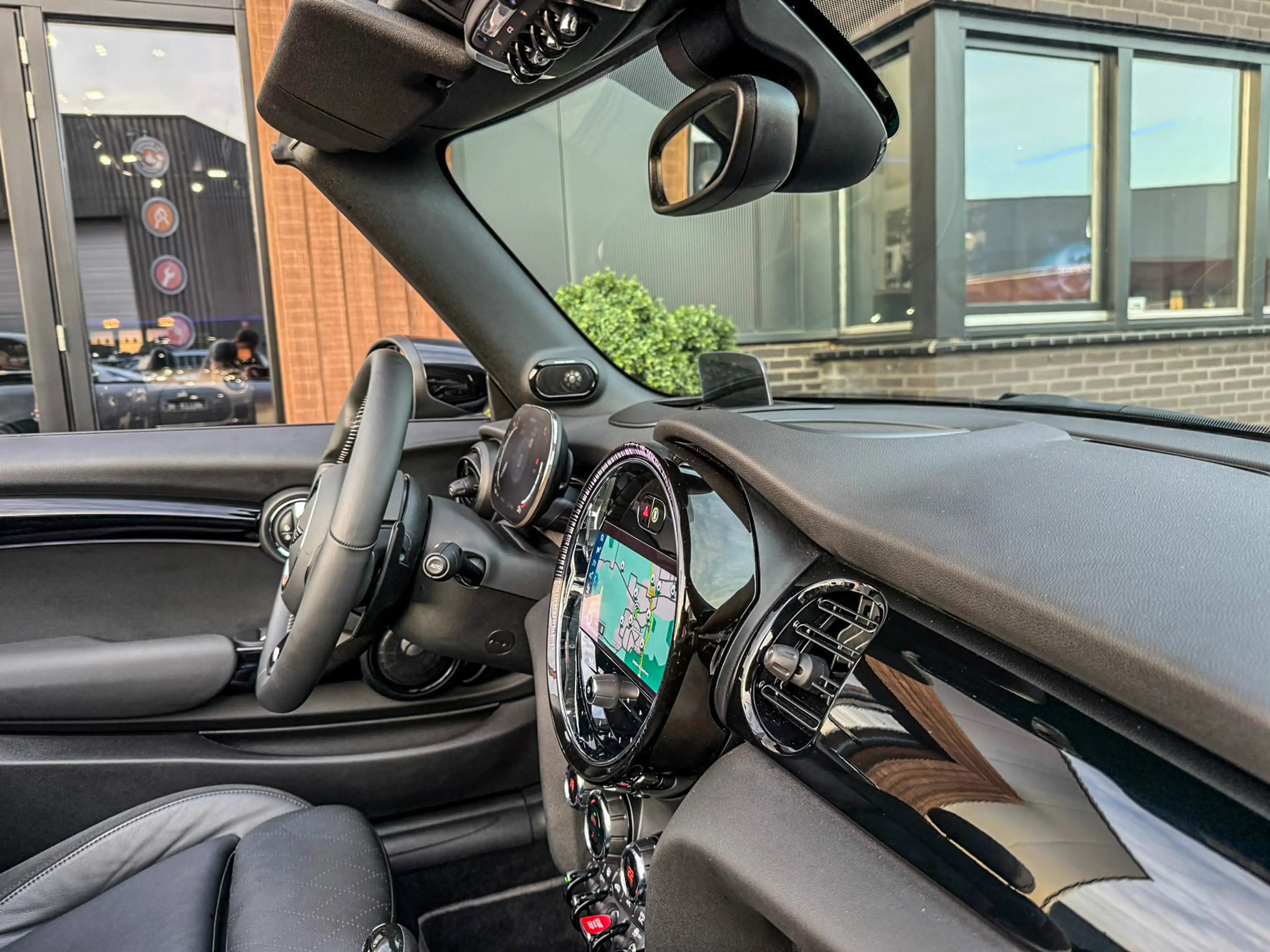 MINI John Cooper Works Cabrio 2.0 JCW Pack F1 aut 231pk Rooftop grey/Camera/18"J — photo 2