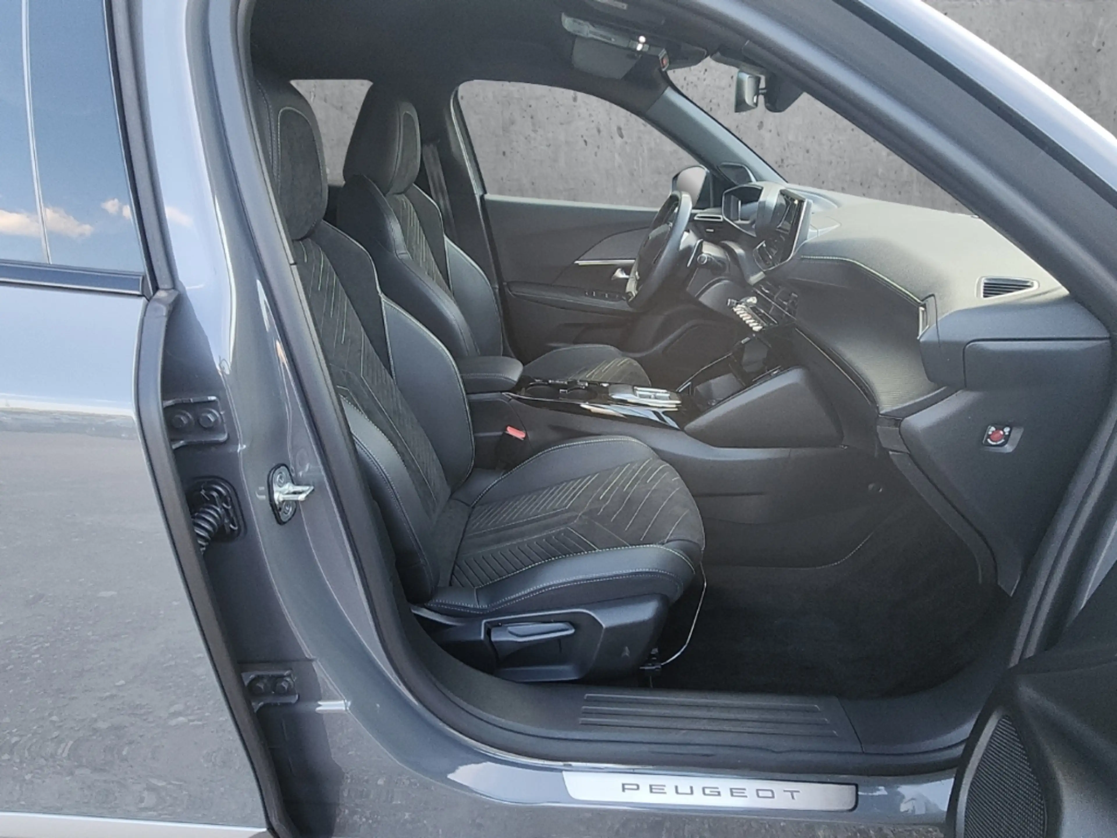 Peugeot 2008 GT PT130 EAT8 360 Kamera El. Sitz LED CarPlay — photo 13
