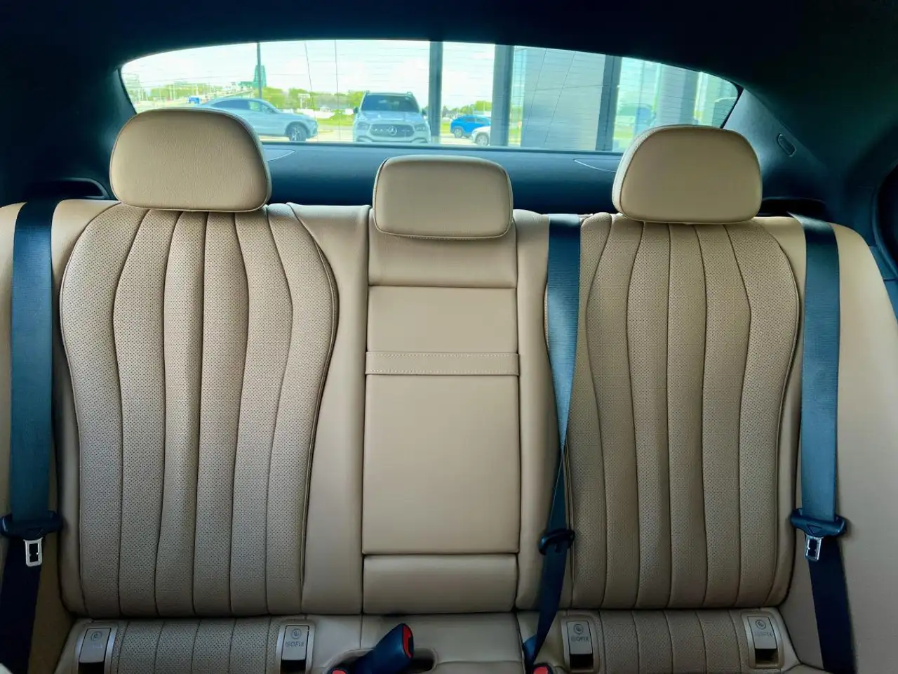 Mercedes-Benz E-Class снимка Mercedes-Benz E-Class