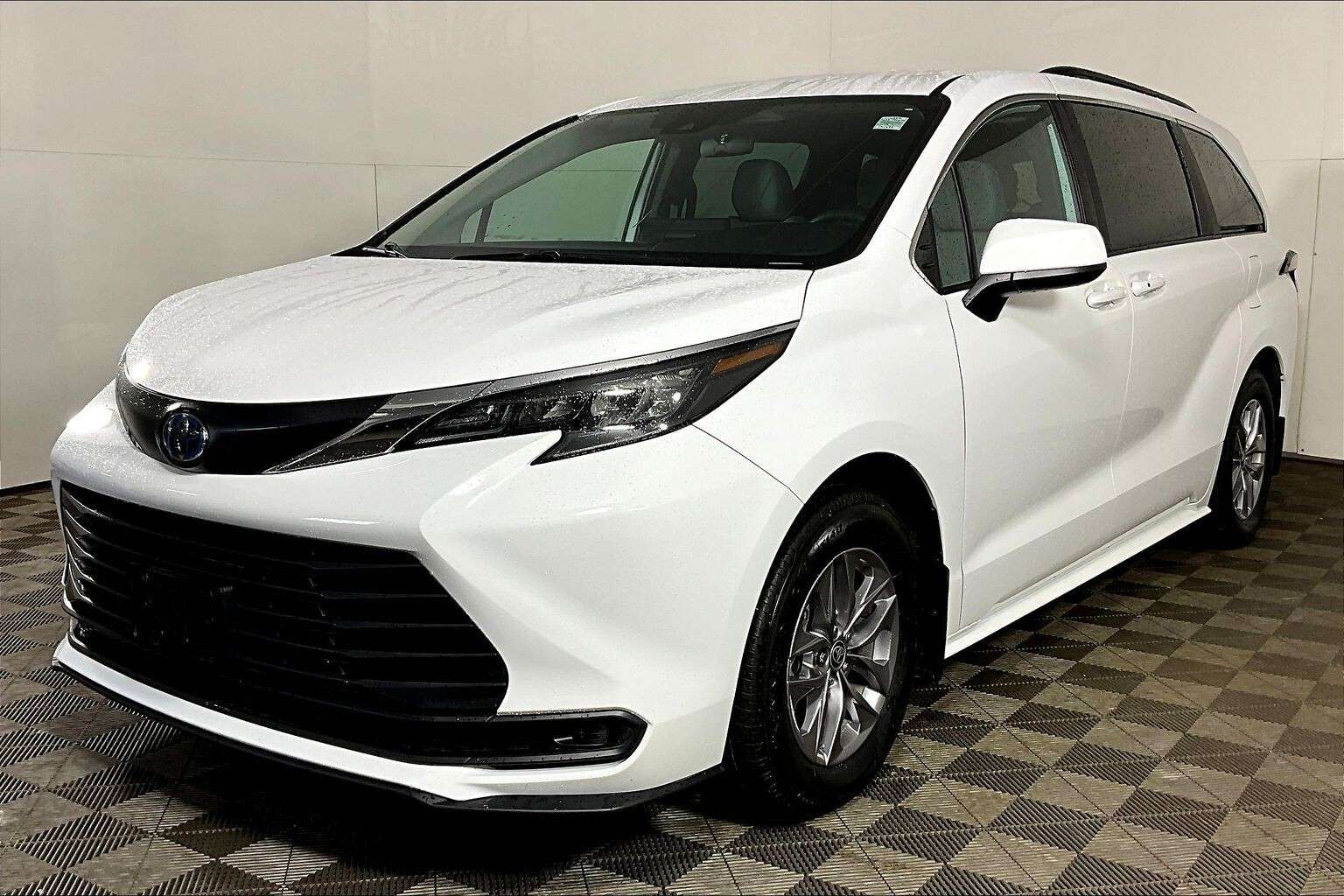 2025 Toyota Sienna LE 8-PASSENGER AWD