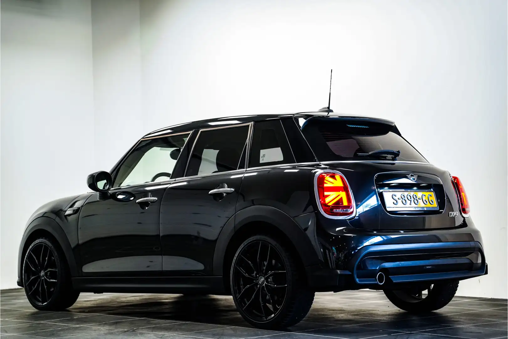 MINI Cooper Mini 1.5 Camden 5drs|Carplay|Sportstoelen Zwart - 2