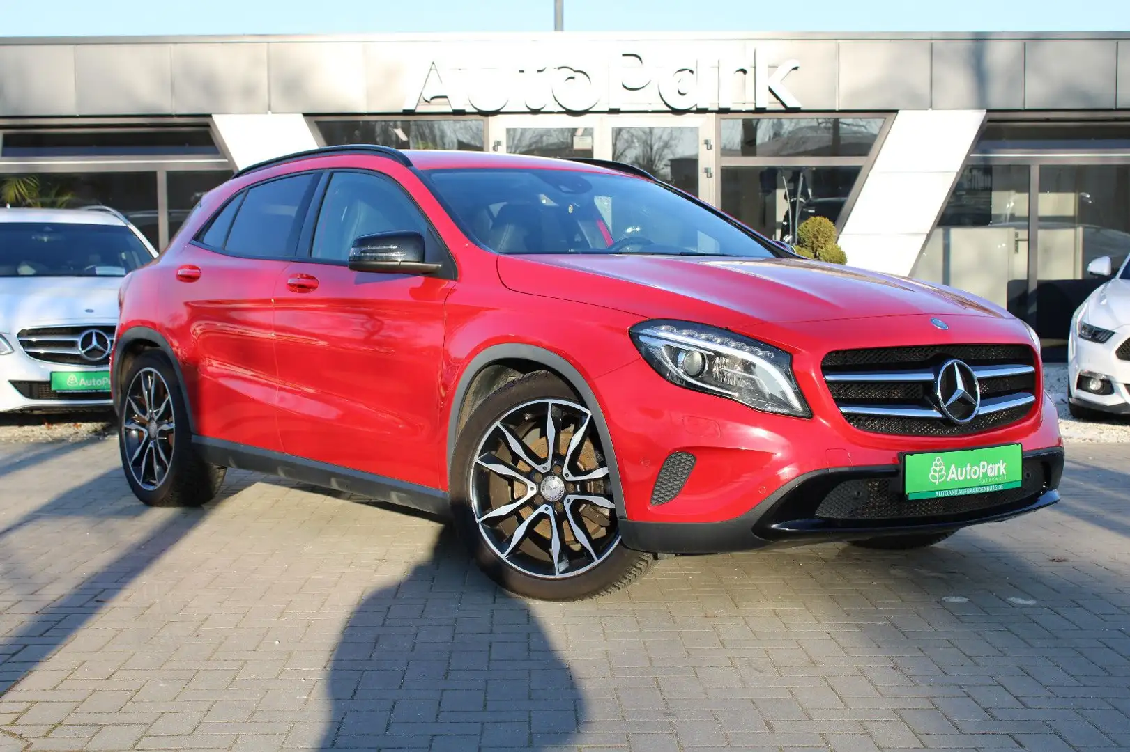 Mercedes-Benz GLA 250 4Matic *Jupiterrot Uni* Rot - 2