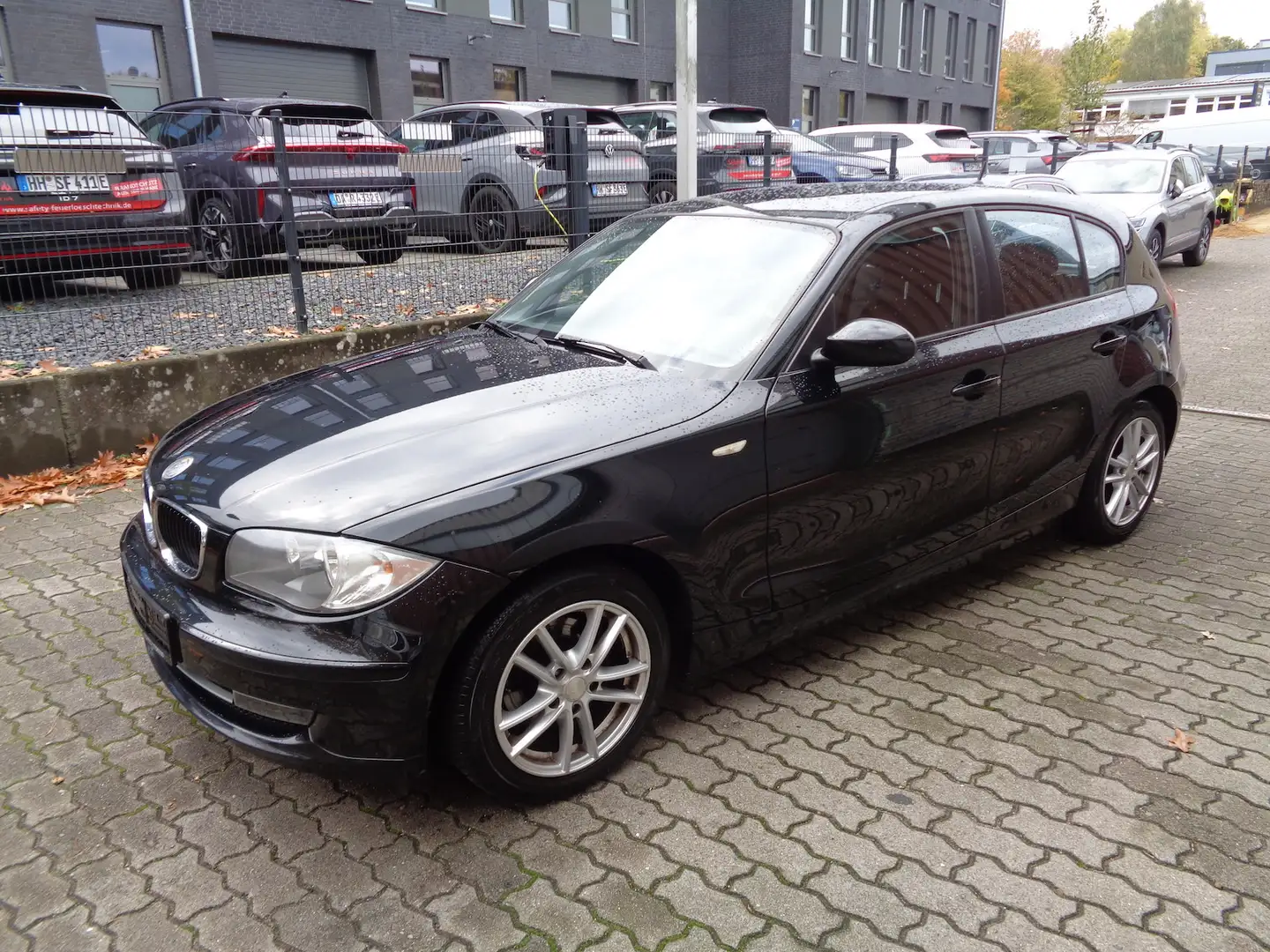 BMW 116 116i, Klimatr., SHZ, PDC, Ganzjahresreifen Schwarz - 2