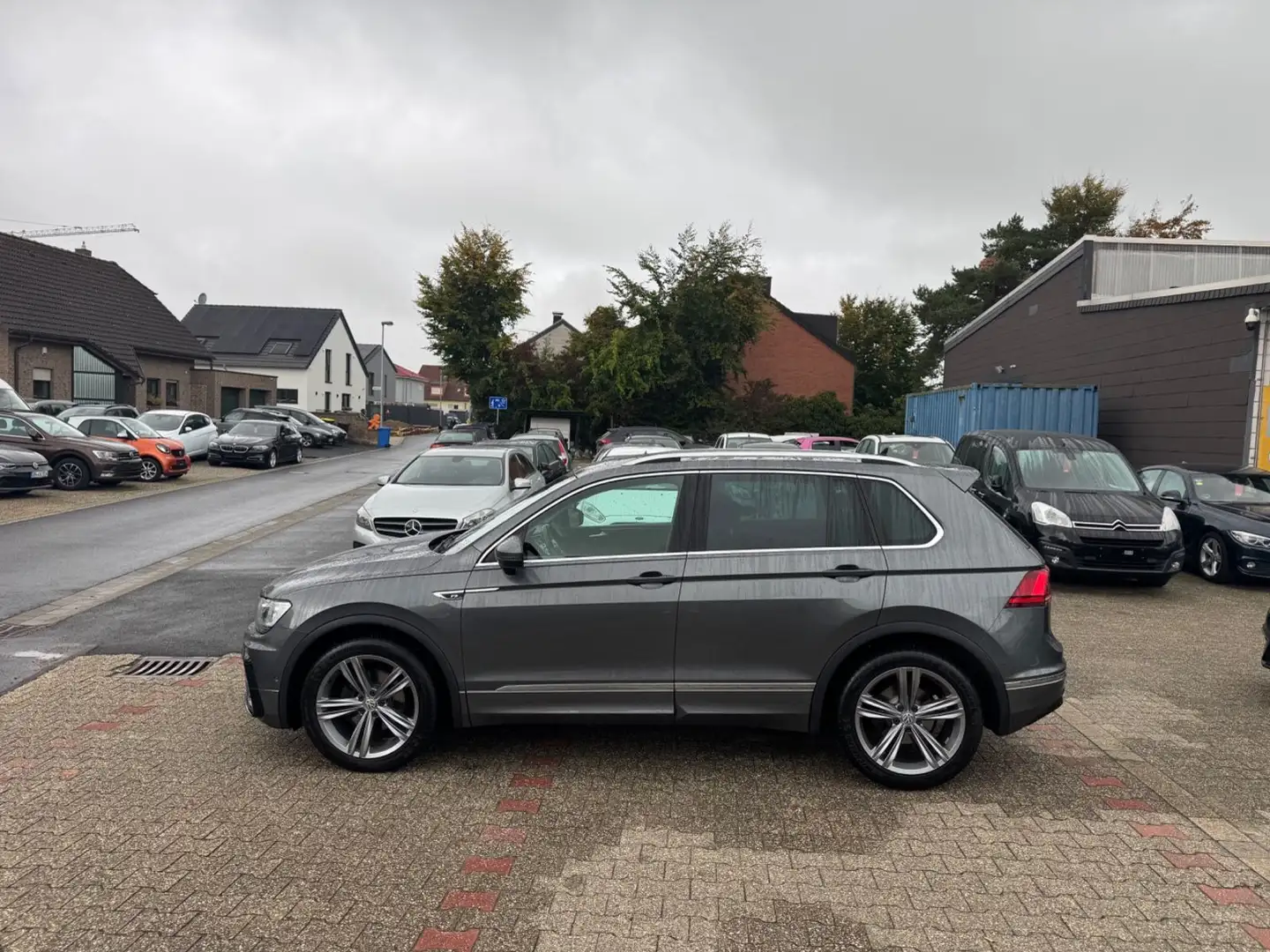 Volkswagen Tiguan Highline R-LINE Kam Tempo Sitzhz NAVI LED Grau - 2