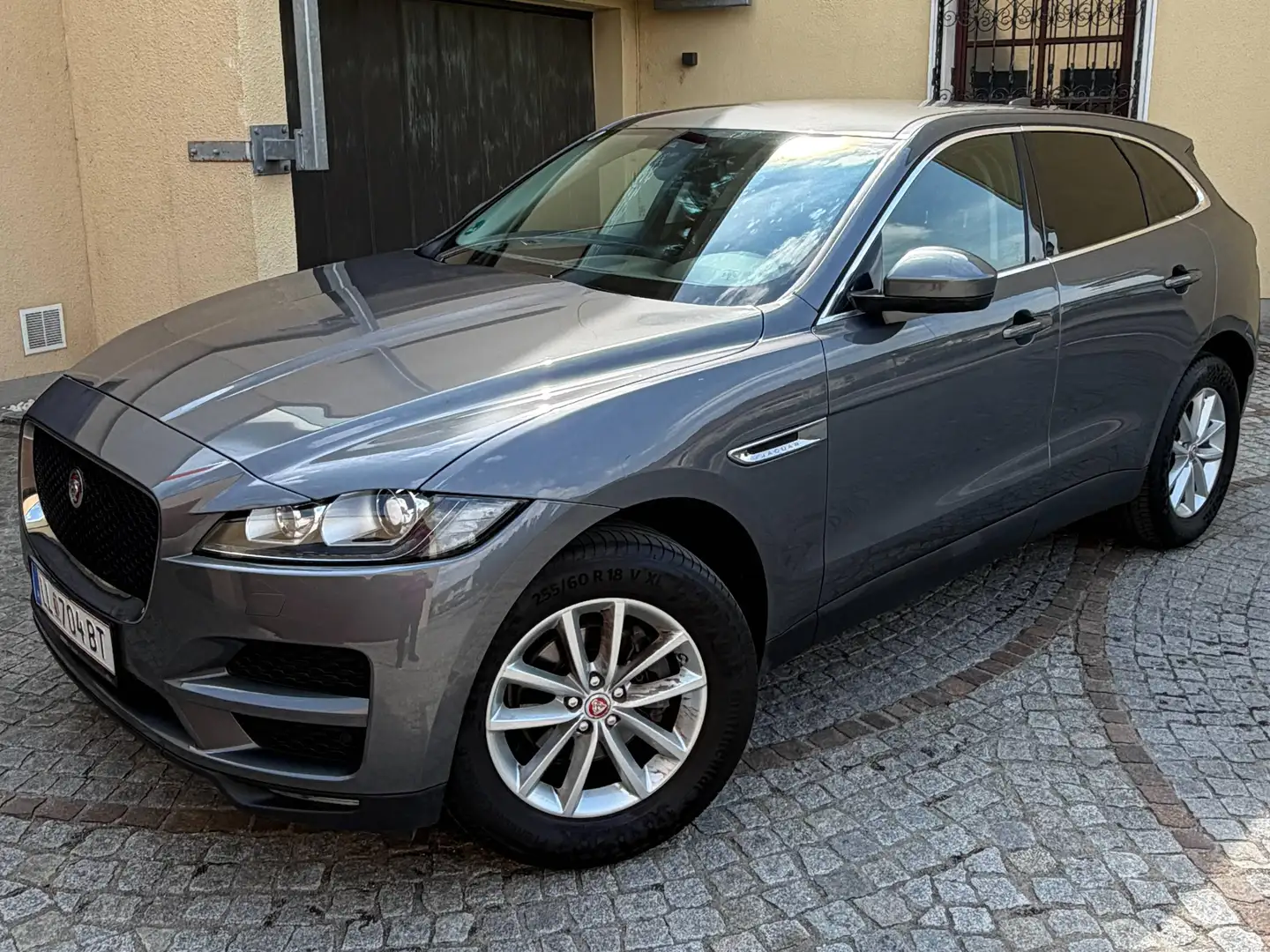Jaguar F-Pace F-Pace 20d AWD Prestige Aut. Prestige Grau - 1