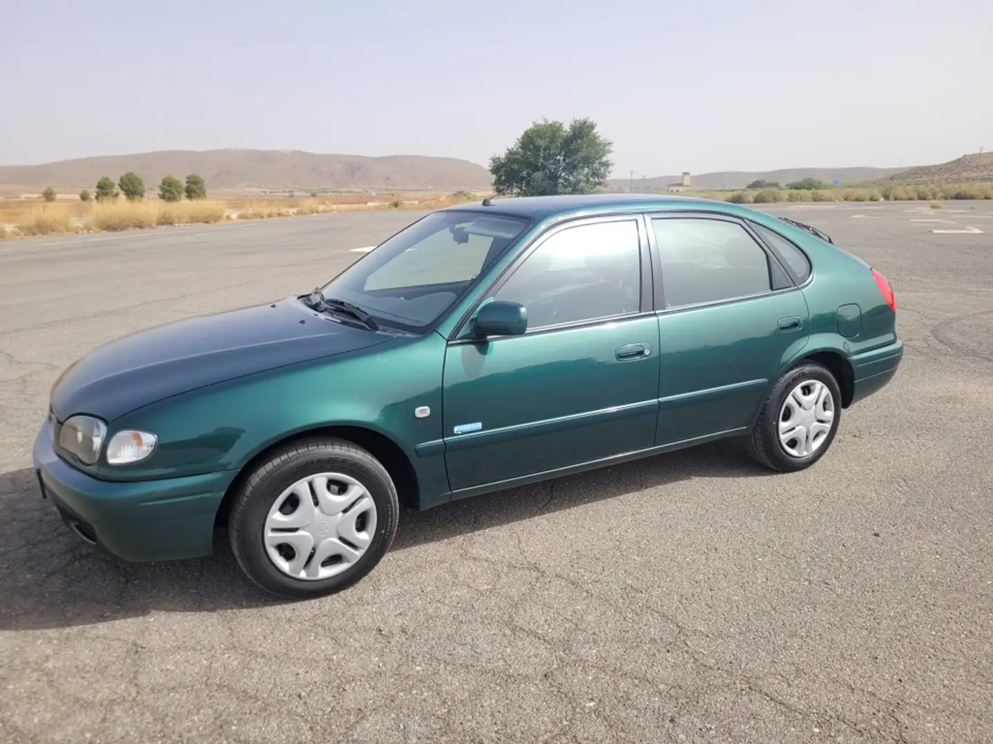 Toyota Corolla Berlina Manual de 4 Puertas Verde - 1