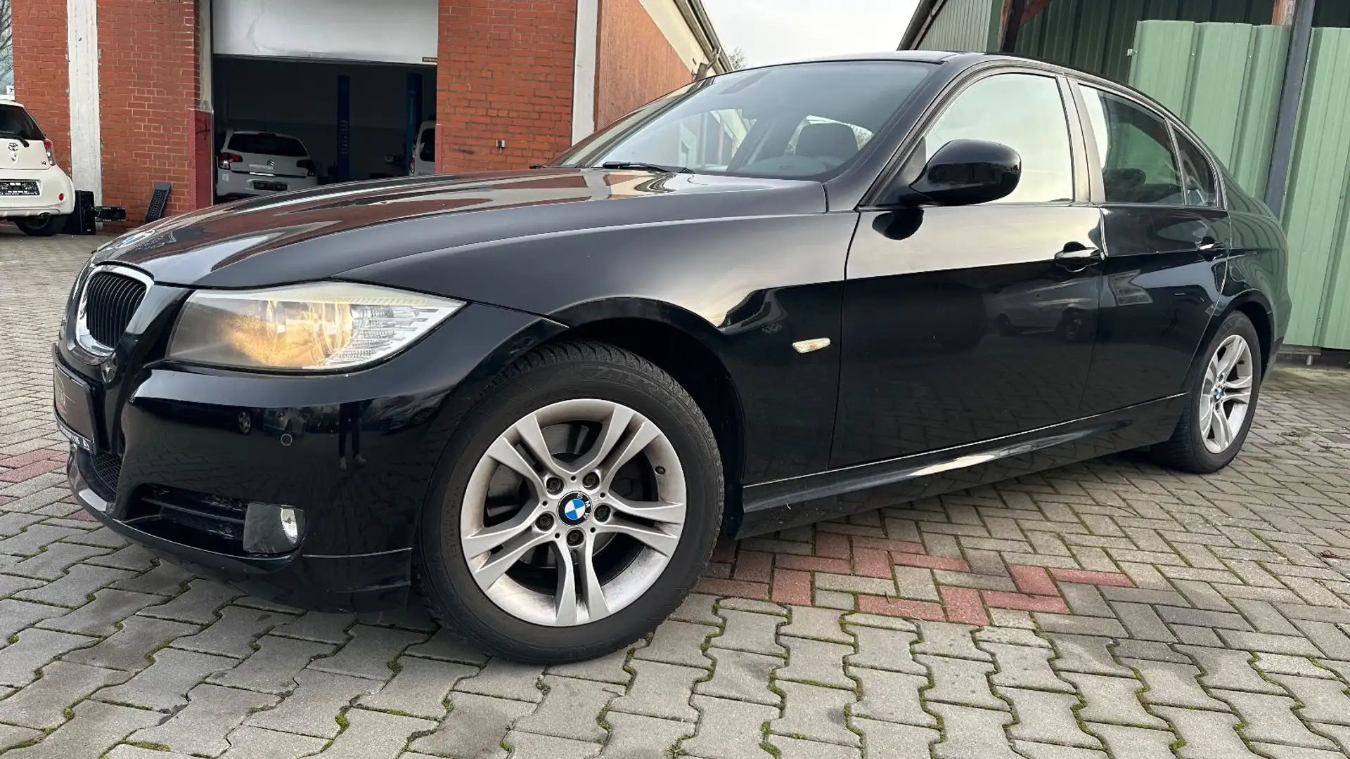 BMW 318 i Limousine Schwarz - 1