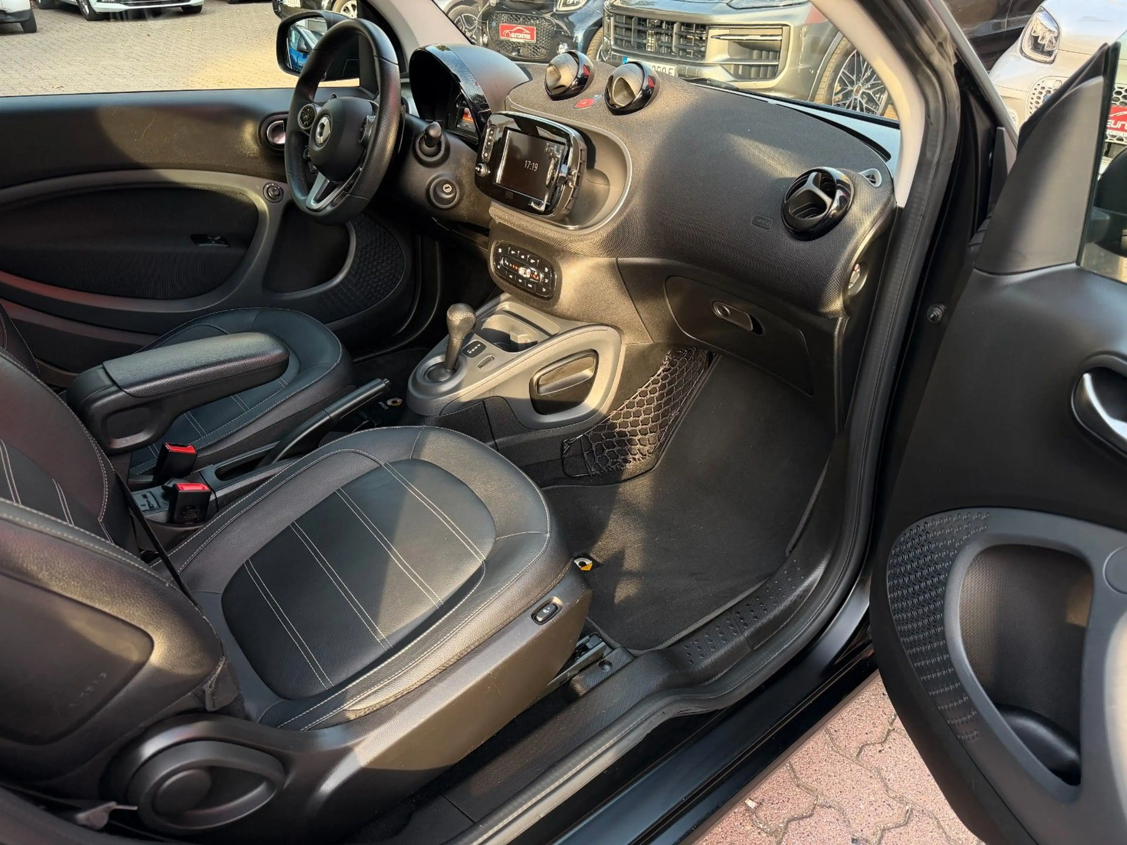 smart forTwo fortwo 66kW DCT prime SPORT*PANO*NAV*SHZ*KAM — photo 5